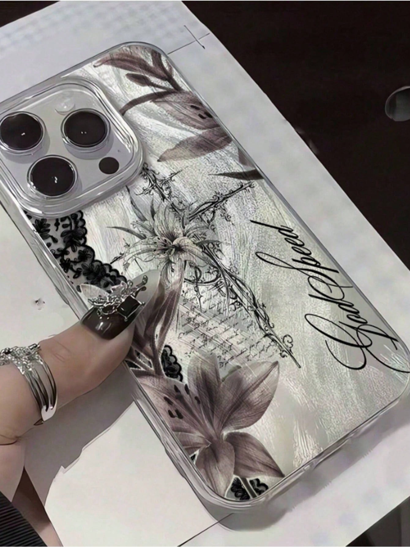 1pc Personalized Dark Cross Lily Collage Aesthetic Pattern Feather Tulle Laser Waterproof Anti-Fingerprint Anti-Scratch Transparent IMD Soft Glossy Smooth Phone Case Compatible With IPhone 16 Pro Max