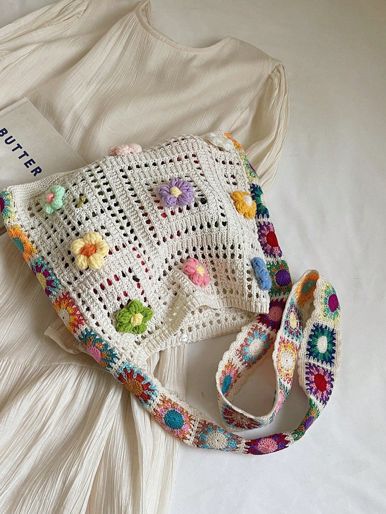 Retro Hollow-Out Floral Contrast Color Casual Crossbody Bag(The Color Position Of Flowers Is Random)