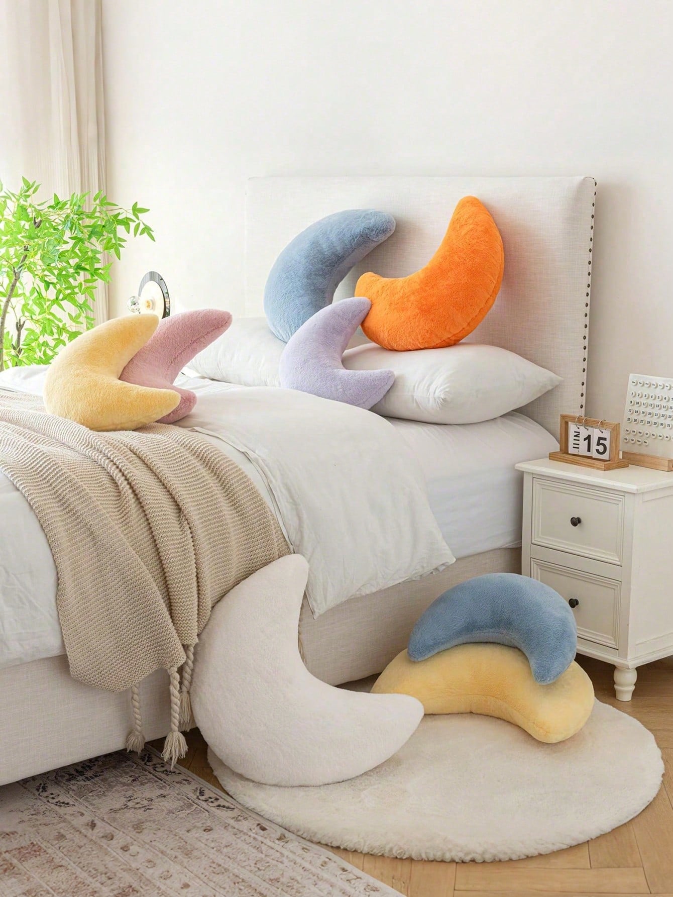 1 Moon-Shaped Decorative Throw Pillow, Made Of Soft Faux Fur Material, Suitable For Bed, Sofa, Moon-Shaped Plush Floor Cushion, Suitable For Living Room, Bedroom, Outdoor, Fall Thanksgiving Halloween