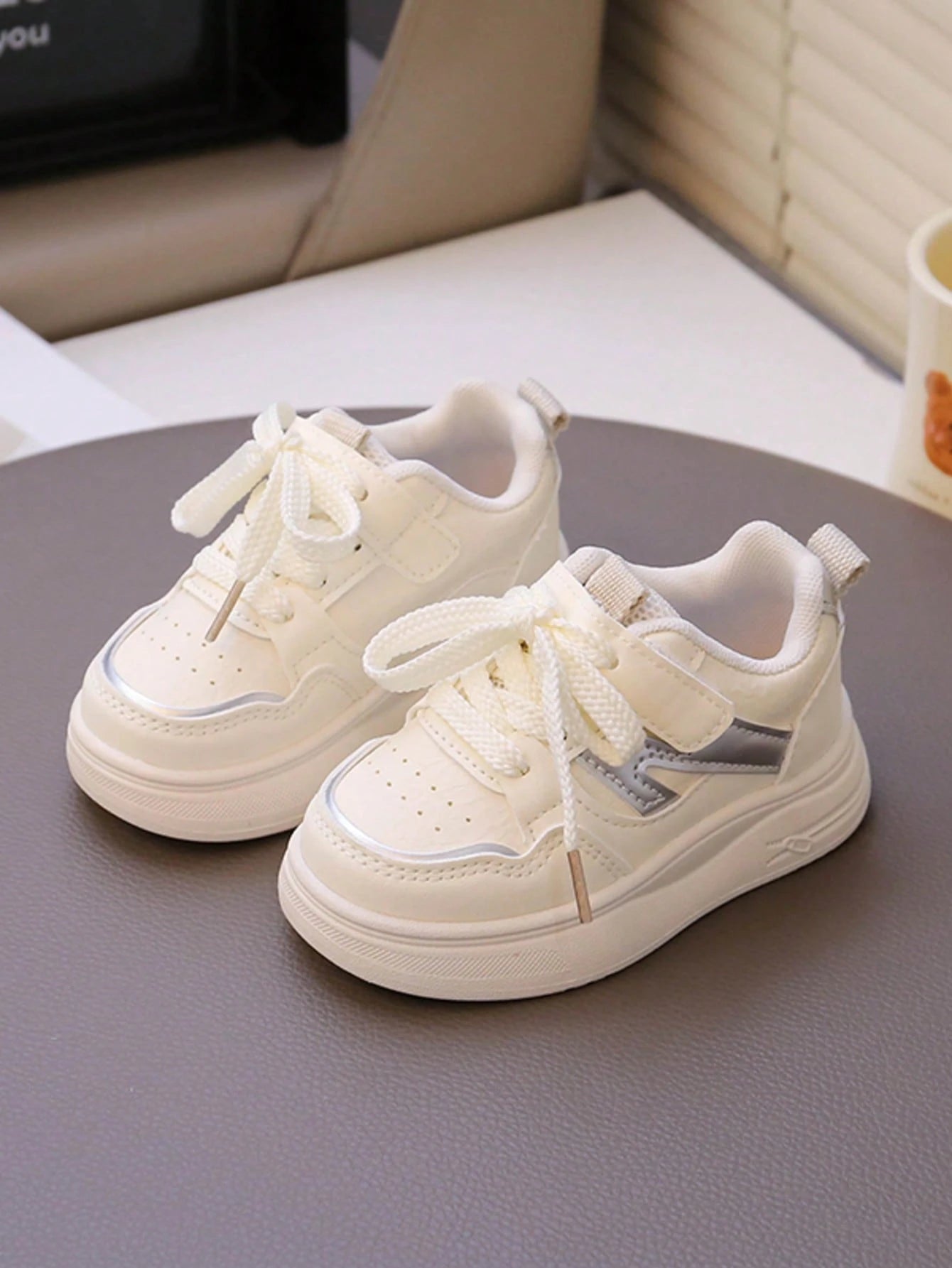 1 Pair Color-Matched Hook And Loop Closure Baby Shoes, Low-Top Thick Sole Unisex Toddler Sports Shoes, Fashionable And Comfortable Baby Sneakers