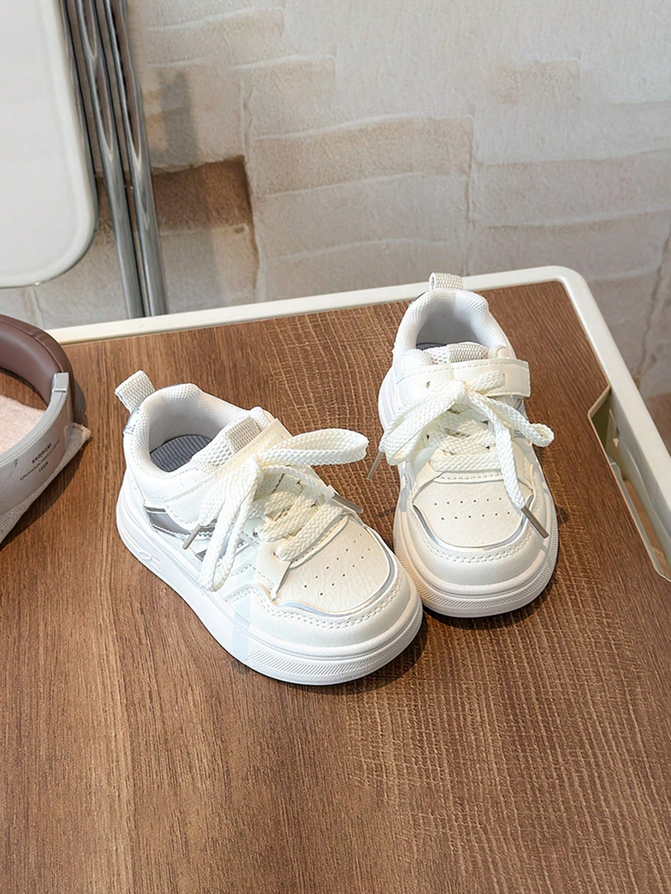 1 Pair Color-Matched Hook And Loop Closure Baby Shoes, Low-Top Thick Sole Unisex Toddler Sports Shoes, Fashionable And Comfortable Baby Sneakers