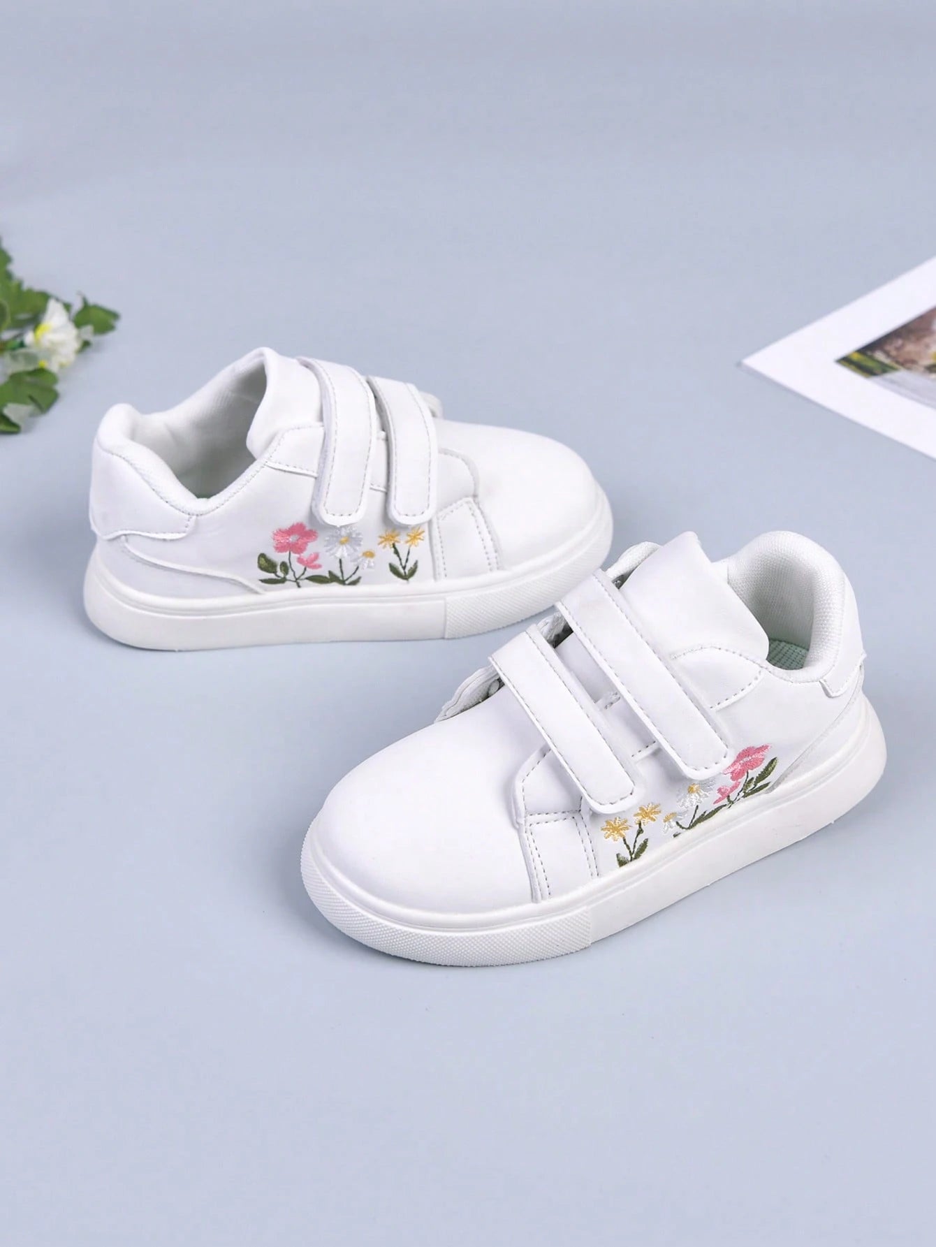 1 Pair Girls' Fresh Embroidered White Sneakers, High-Quality Fabric, Dirt-Resistant And Easy To Clean, Hook And Loop Closure For Easy On And Off, Soft And Elastic Non-Slip Sole For Stable Walking, Fre