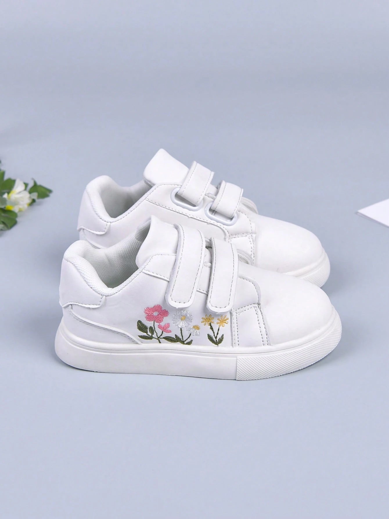 1 Pair Girls' Fresh Embroidered White Sneakers, High-Quality Fabric, Dirt-Resistant And Easy To Clean, Hook And Loop Closure For Easy On And Off, Soft And Elastic Non-Slip Sole For Stable Walking, Fre