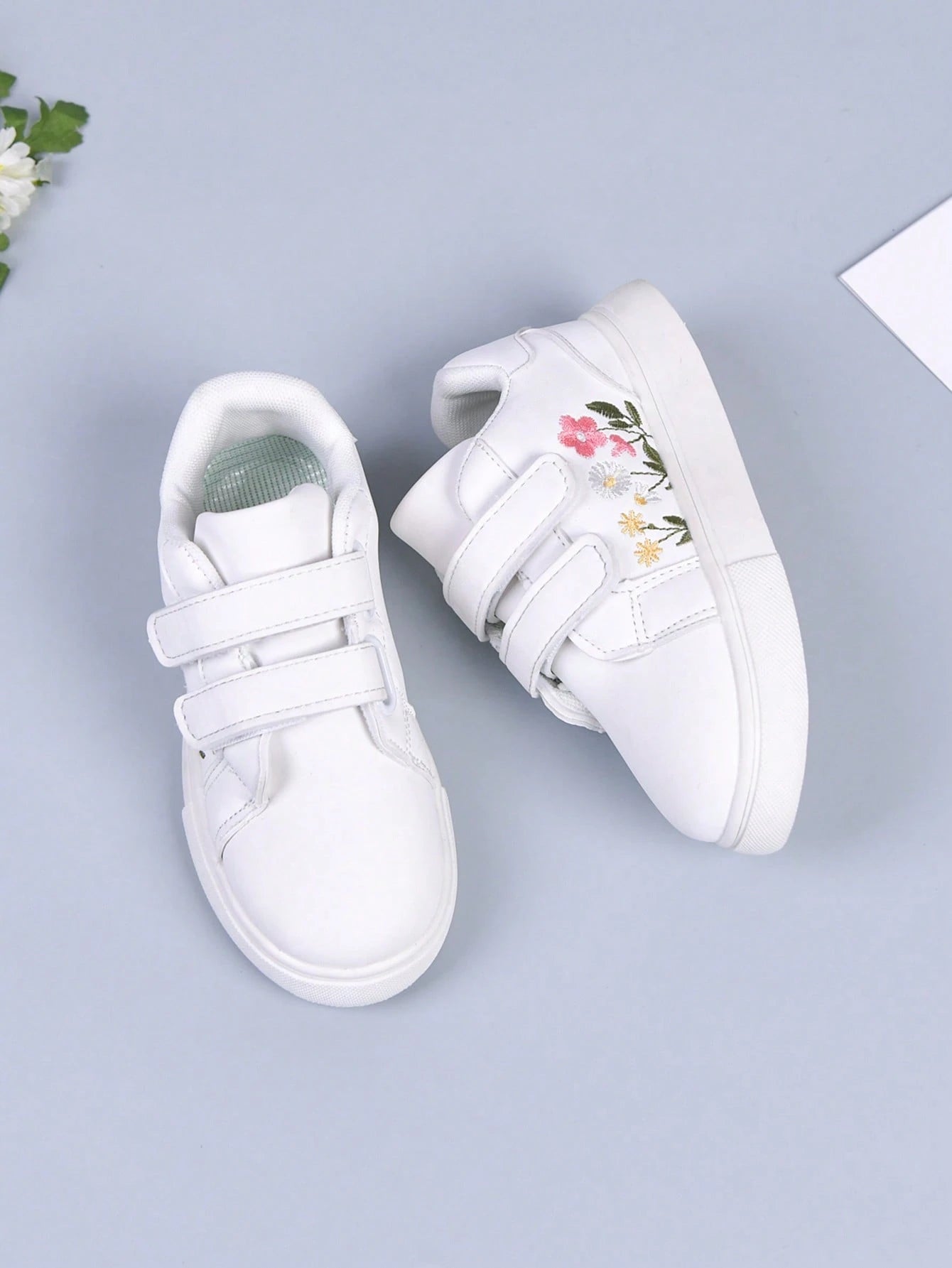 1 Pair Girls' Fresh Embroidered White Sneakers, High-Quality Fabric, Dirt-Resistant And Easy To Clean, Hook And Loop Closure For Easy On And Off, Soft And Elastic Non-Slip Sole For Stable Walking, Fre