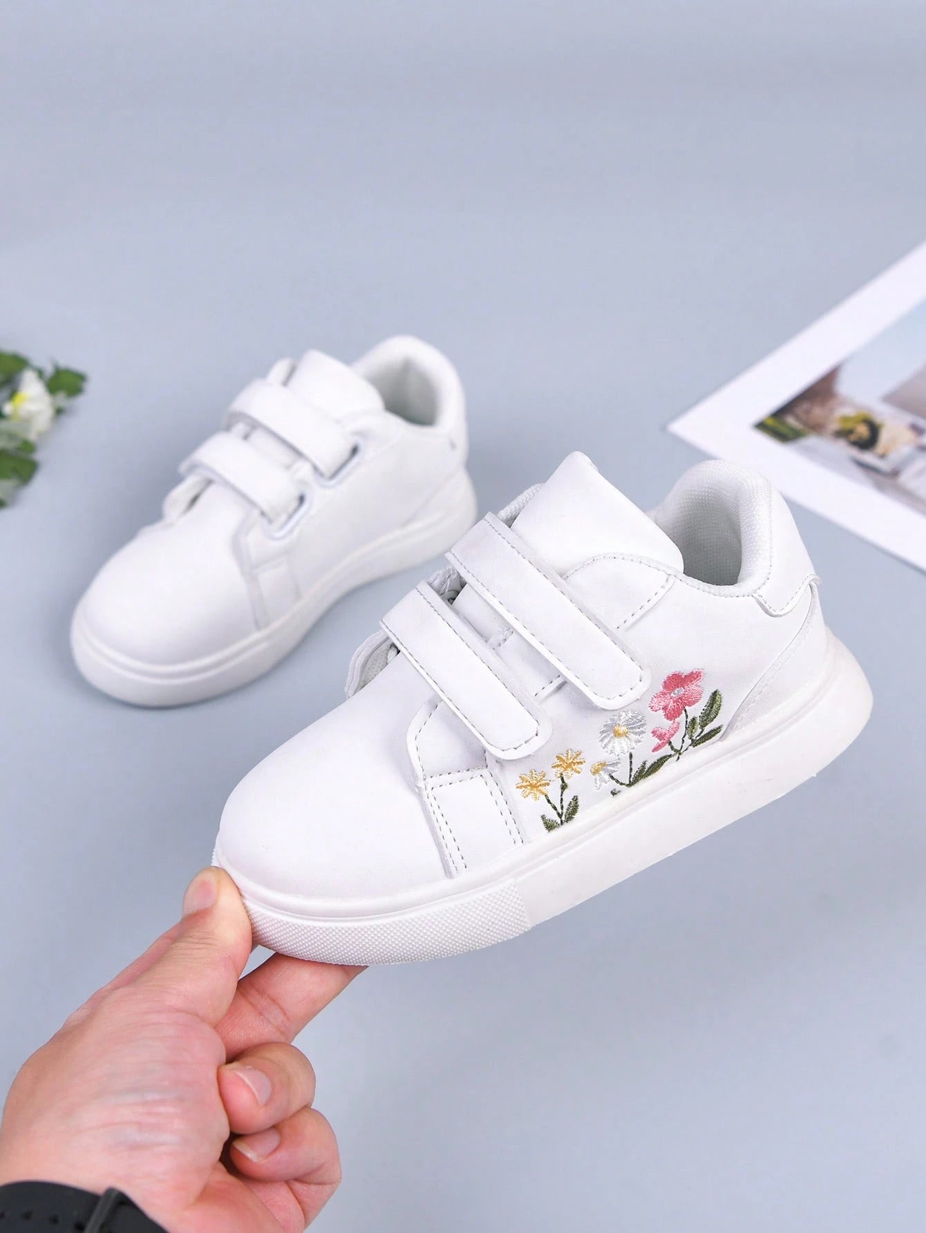 1 Pair Girls' Fresh Embroidered White Sneakers, High-Quality Fabric, Dirt-Resistant And Easy To Clean, Hook And Loop Closure For Easy On And Off, Soft And Elastic Non-Slip Sole For Stable Walking, Fre