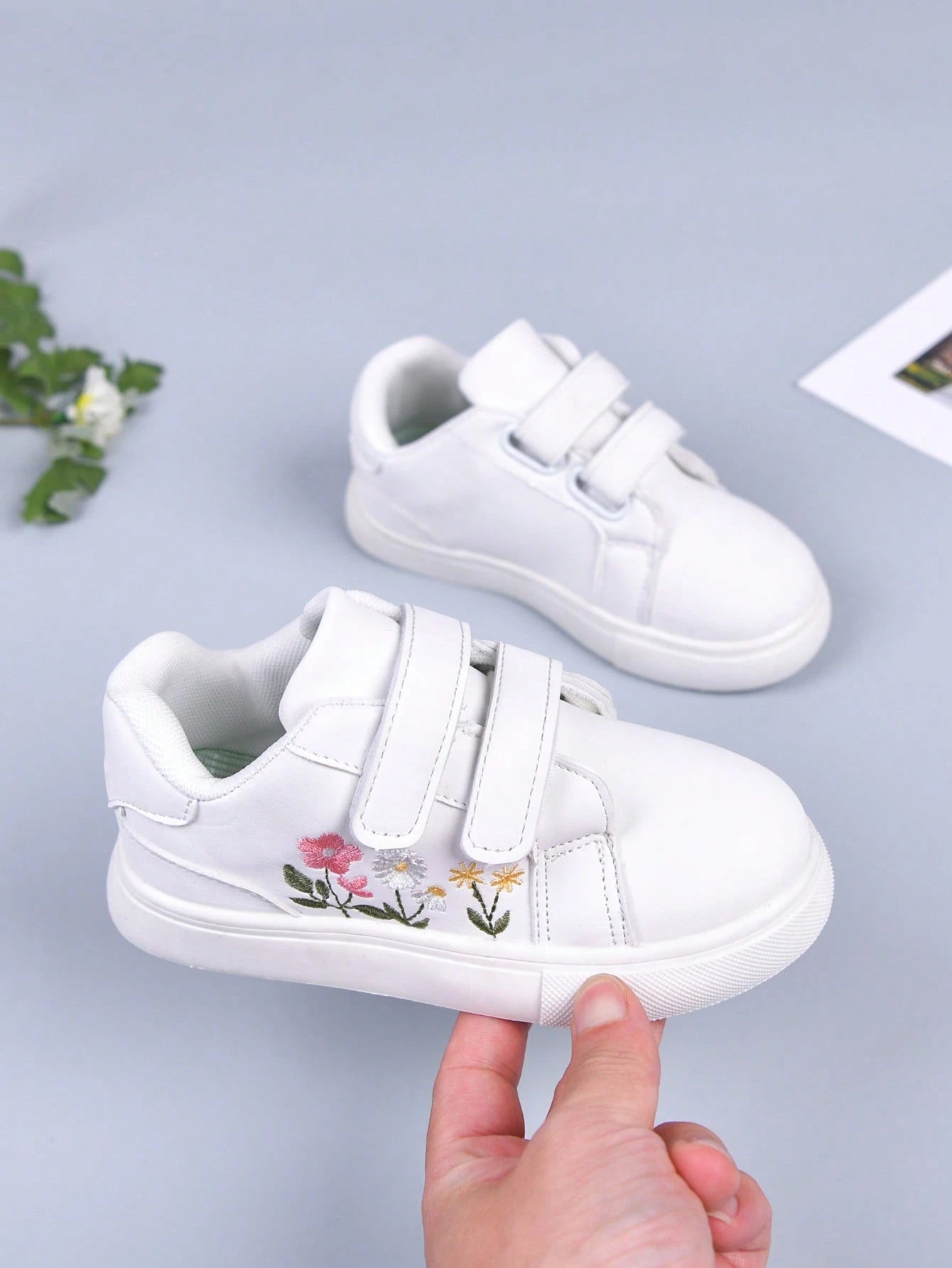 1 Pair Girls' Fresh Embroidered White Sneakers, High-Quality Fabric, Dirt-Resistant And Easy To Clean, Hook And Loop Closure For Easy On And Off, Soft And Elastic Non-Slip Sole For Stable Walking, Fre