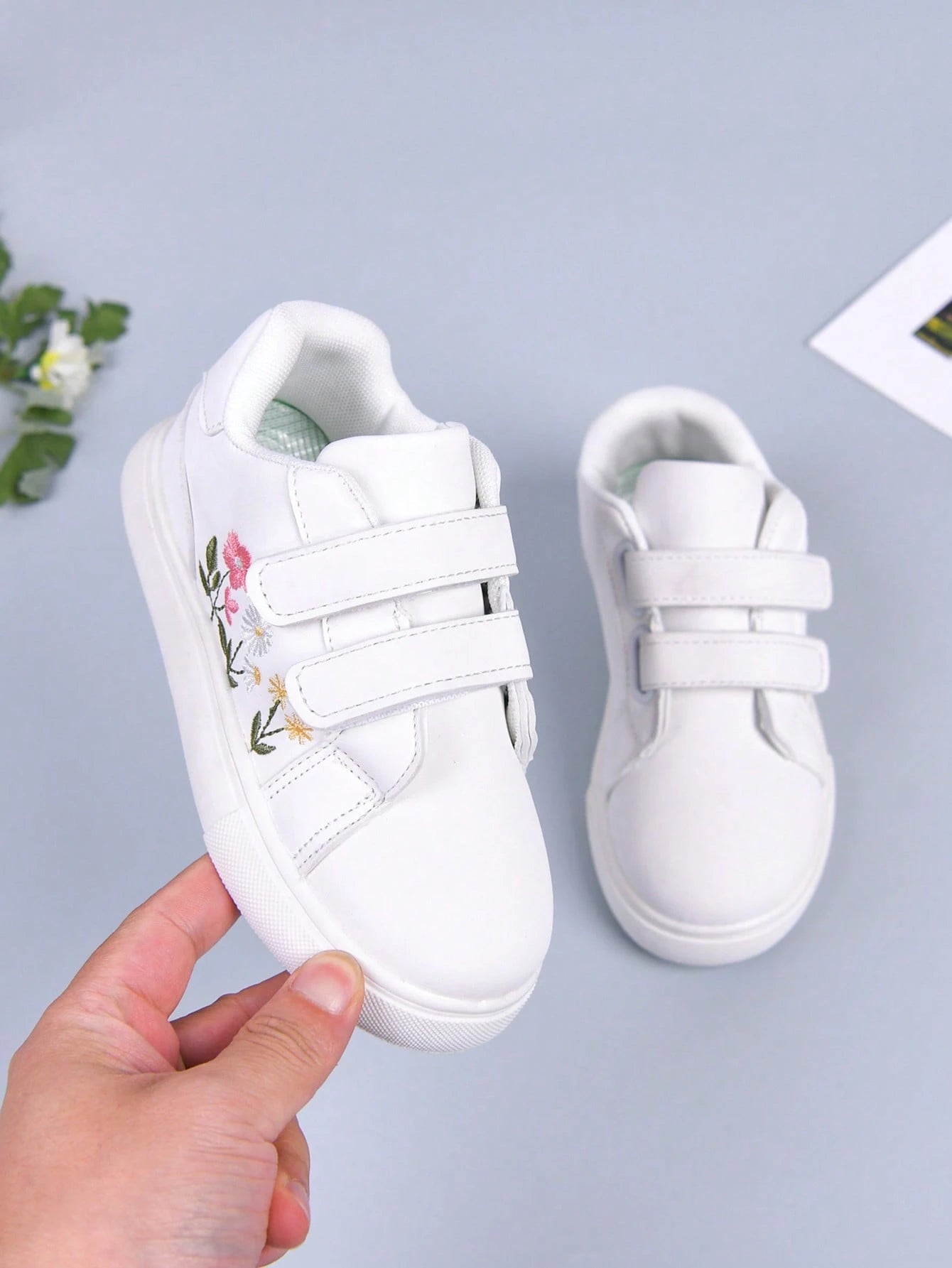 1 Pair Girls' Fresh Embroidered White Sneakers, High-Quality Fabric, Dirt-Resistant And Easy To Clean, Hook And Loop Closure For Easy On And Off, Soft And Elastic Non-Slip Sole For Stable Walking, Fre