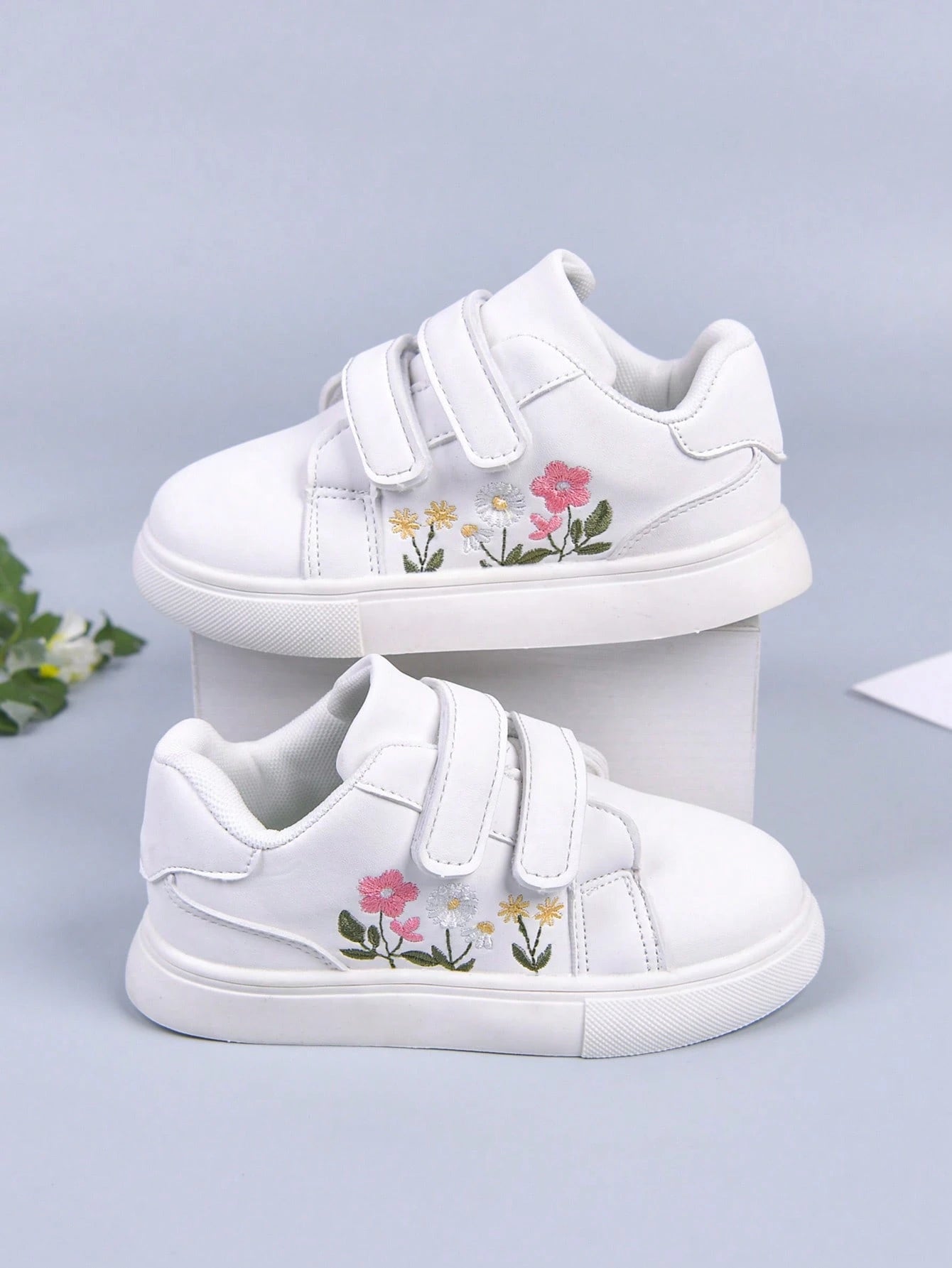 1 Pair Girls' Fresh Embroidered White Sneakers, High-Quality Fabric, Dirt-Resistant And Easy To Clean, Hook And Loop Closure For Easy On And Off, Soft And Elastic Non-Slip Sole For Stable Walking, Fre