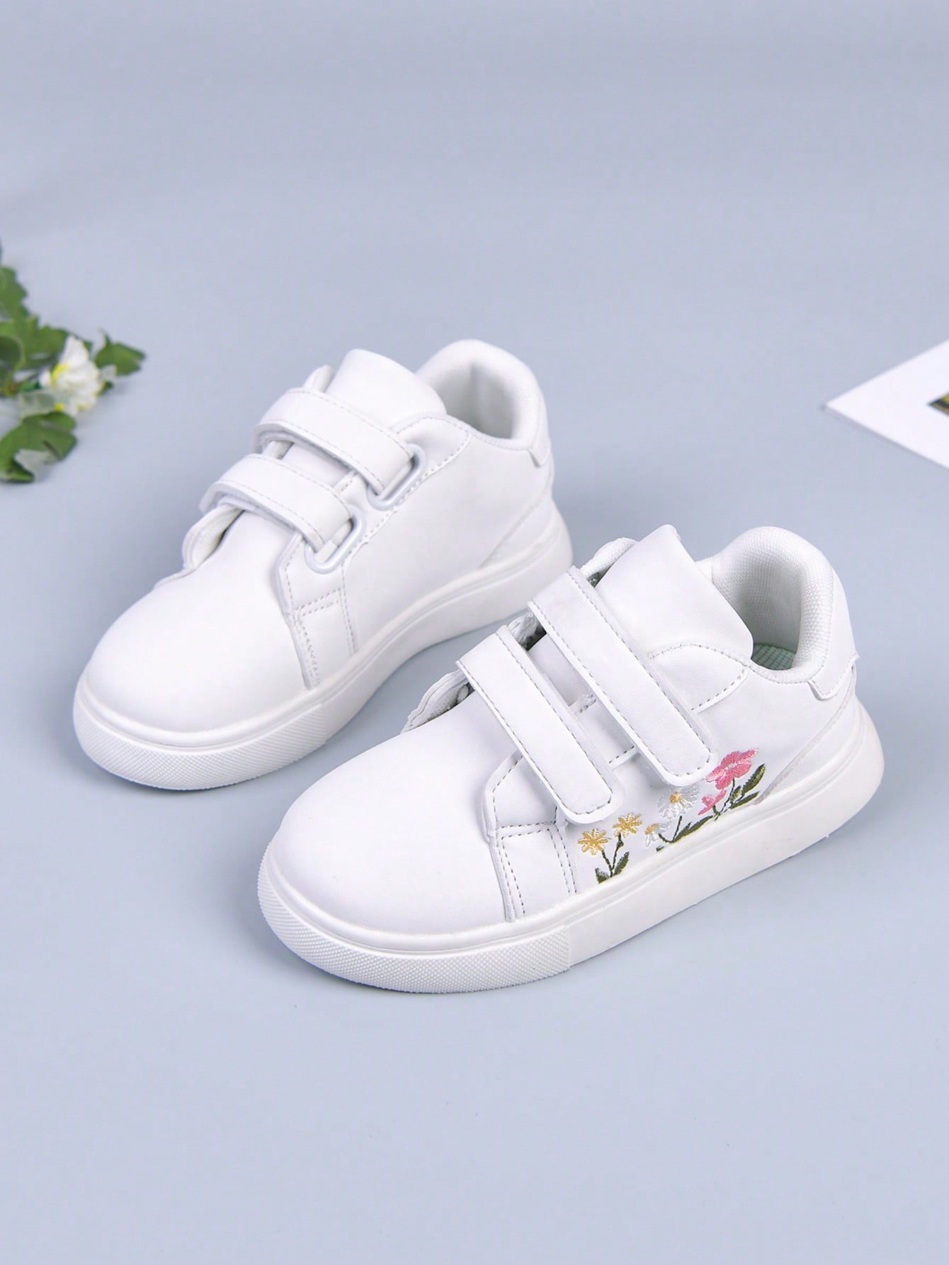 1 Pair Girls' Fresh Embroidered White Sneakers, High-Quality Fabric, Dirt-Resistant And Easy To Clean, Hook And Loop Closure For Easy On And Off, Soft And Elastic Non-Slip Sole For Stable Walking, Fre