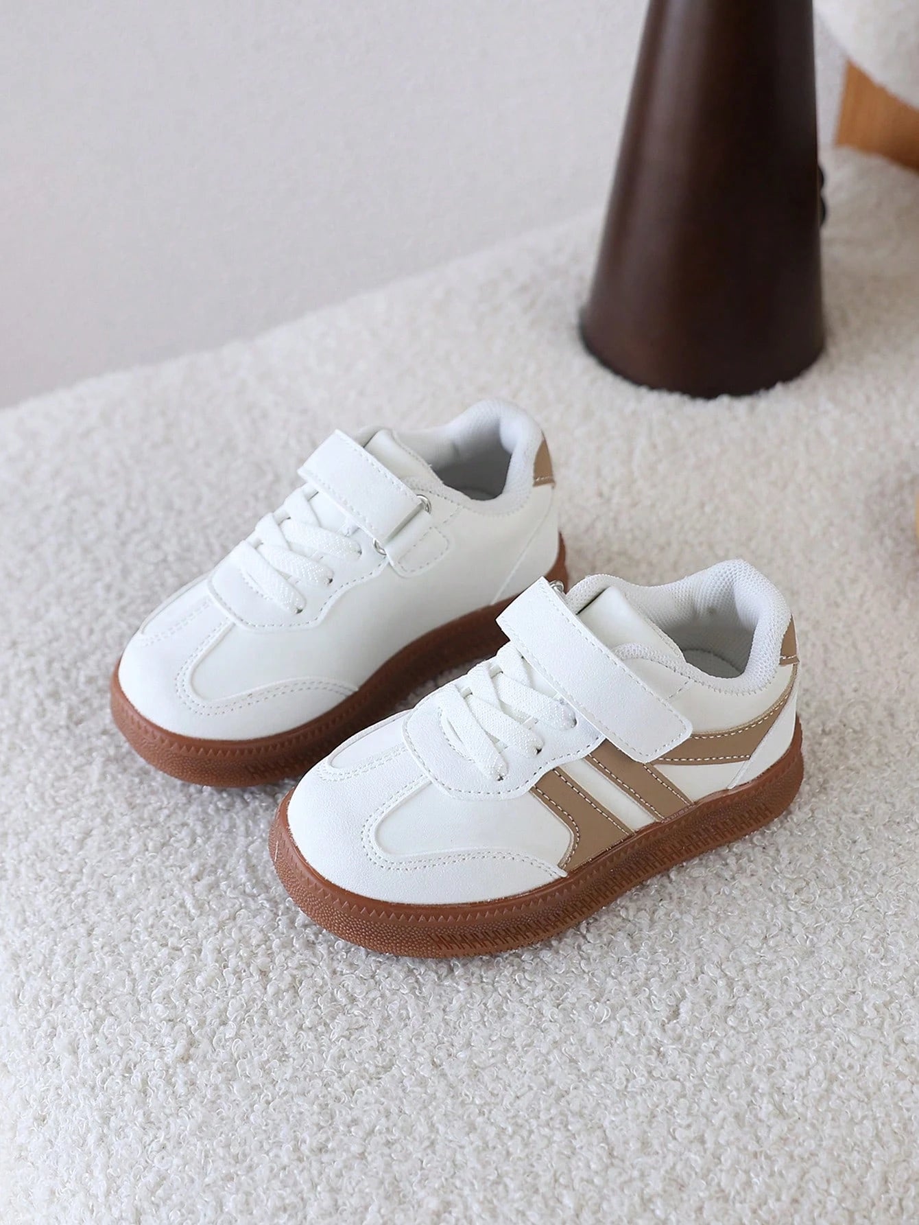 1 Pair Kids' German Training Shoes, Hook And Loop, Soft Sole, Anti-Slip, Lightweight, Versatile Outdoor Skate Shoes For Boys And Girls