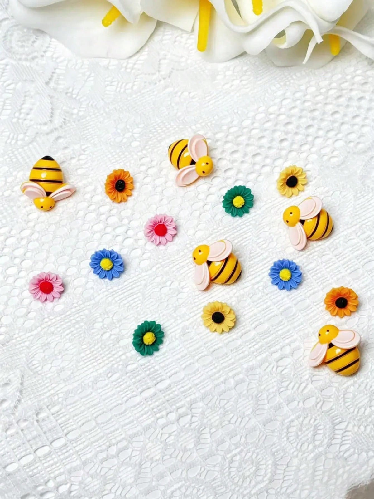 1 Set 15pcs Cute Bee & Flower Shaped Push Pins, Decorative Cork Board Pins, Suitable For Message Boards, Photo Walls, Mini Spring Garden Style Bulletin Board Pins, For Office, School, Home DIY Decorat