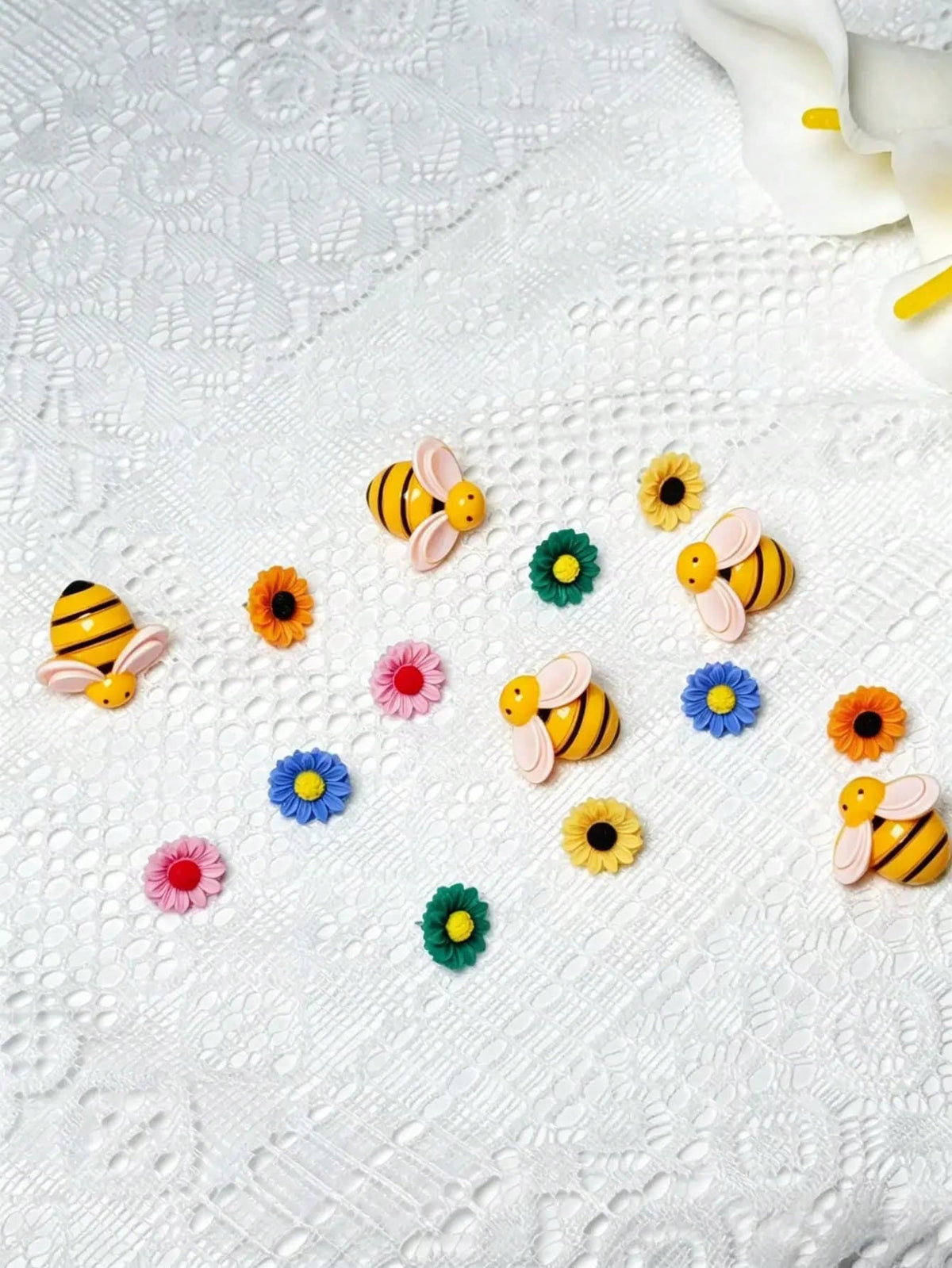1 Set 15pcs Cute Bee & Flower Shaped Push Pins, Decorative Cork Board Pins, Suitable For Message Boards, Photo Walls, Mini Spring Garden Style Bulletin Board Pins, For Office, School, Home DIY Decorat