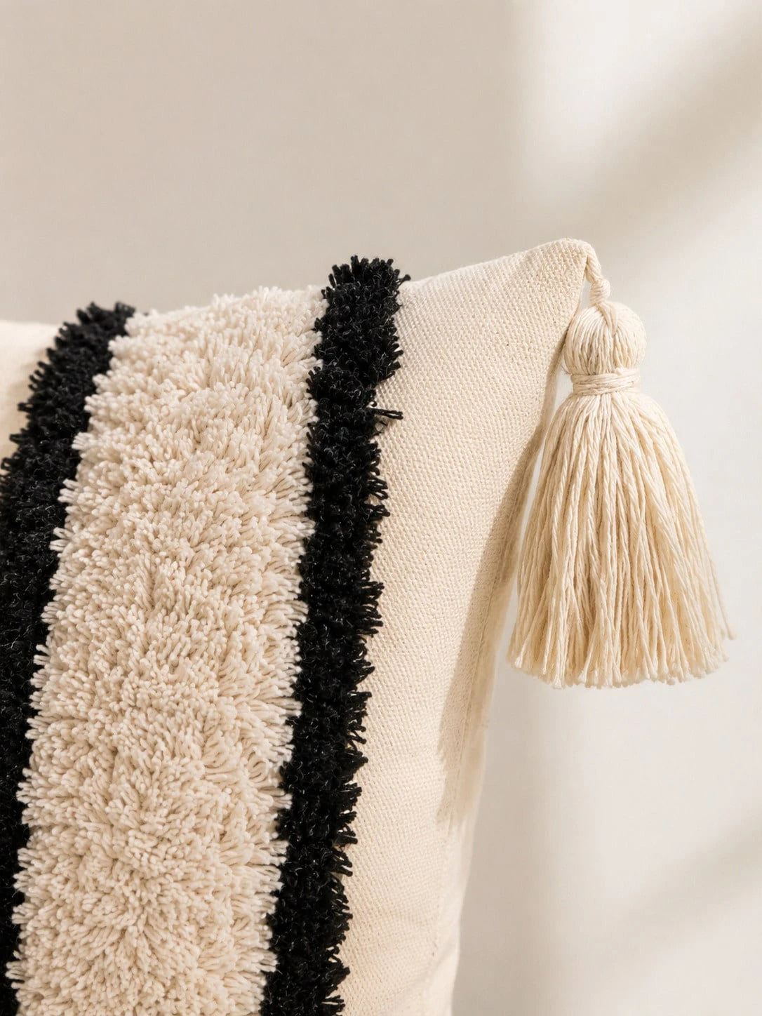 1pc/2pcs Black & White Striped Bohemian Style Tufted Striped Pillowcase, Modern Country Style Black & Ivory Textured Pillowcase With Tassel Corner Decor, Hidden Zipper, All-Season Decorative Pillowcas