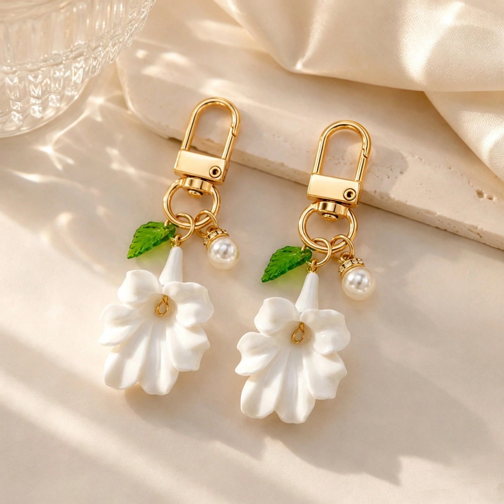 1pc/2pcs Women's Exaggerated 3D Large White Flower With Big Petals, Faux Ceramic Texture Resin Pendant, Green Leaf Accessory, Faux Pearl Inlaid Charm Keychain Bag Pendant