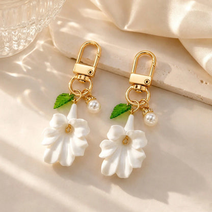 1pc/2pcs Women's Exaggerated 3D Large White Flower With Big Petals, Faux Ceramic Texture Resin Pendant, Green Leaf Accessory, Faux Pearl Inlaid Charm Keychain Bag Pendant