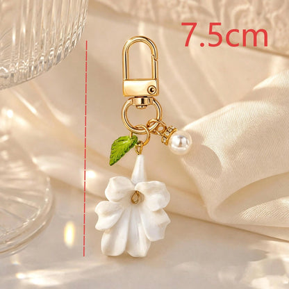 1pc/2pcs Women's Exaggerated 3D Large White Flower With Big Petals, Faux Ceramic Texture Resin Pendant, Green Leaf Accessory, Faux Pearl Inlaid Charm Keychain Bag Pendant