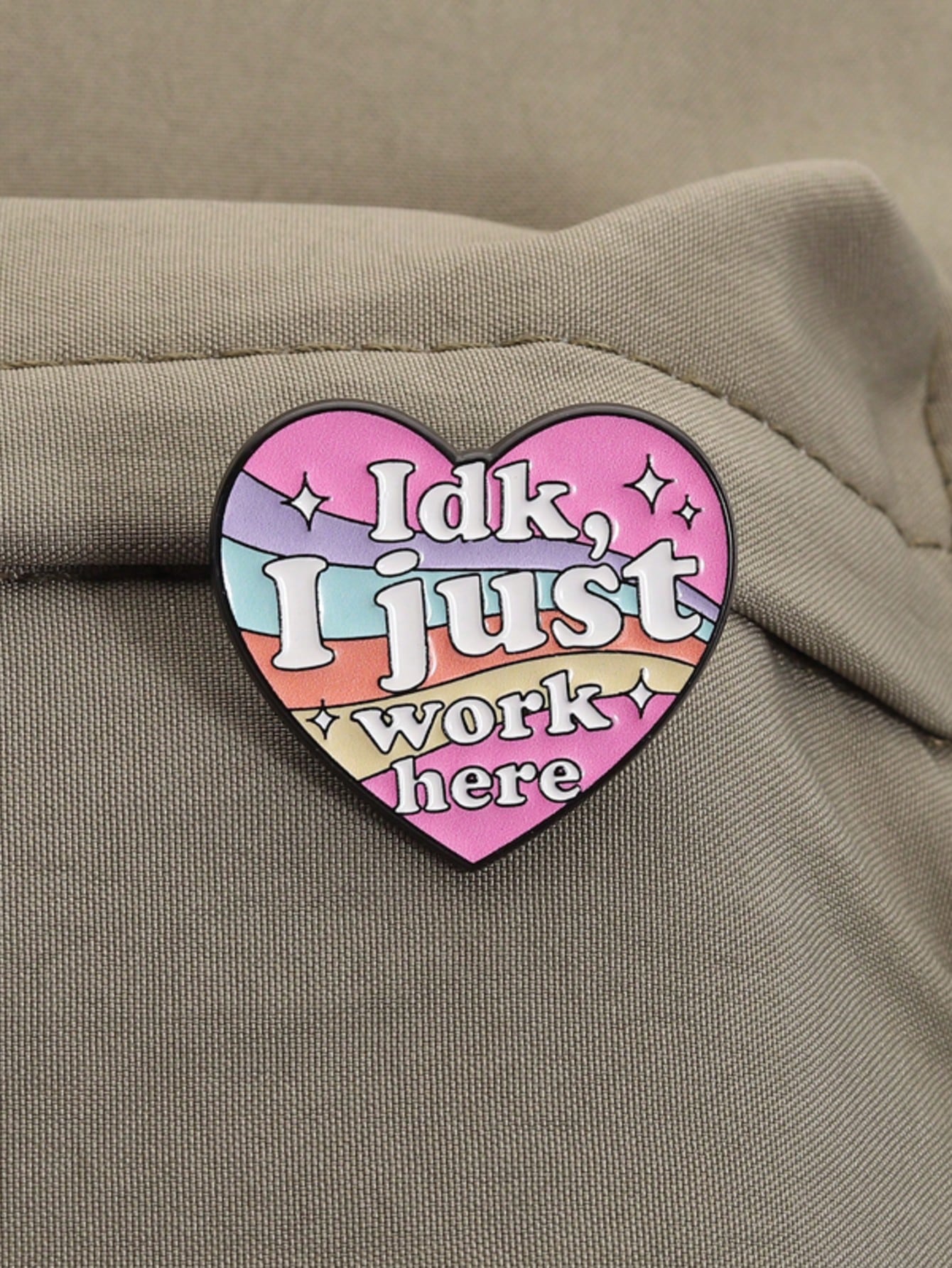 1pc "I Don't Know, I Just Work Here" Rainbow Color Text Enamel Heart Brooch, Indifferent Attitude Humor Relief Accessory For Workplace