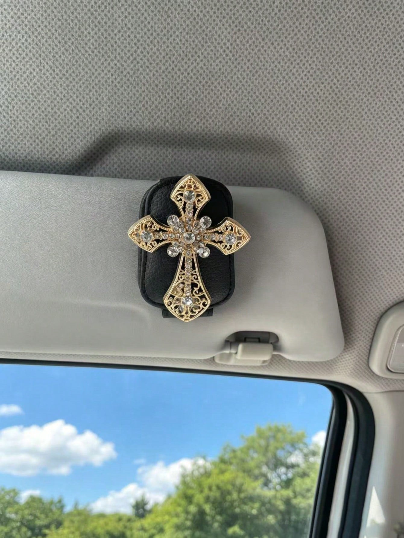 1PC Rhinestone Cross Car Fashion Glasses Holder, Bling Leather Sun Visor Clip, Vintage Hollow Out Eyeglasses Hanger Auto Interior Accessories