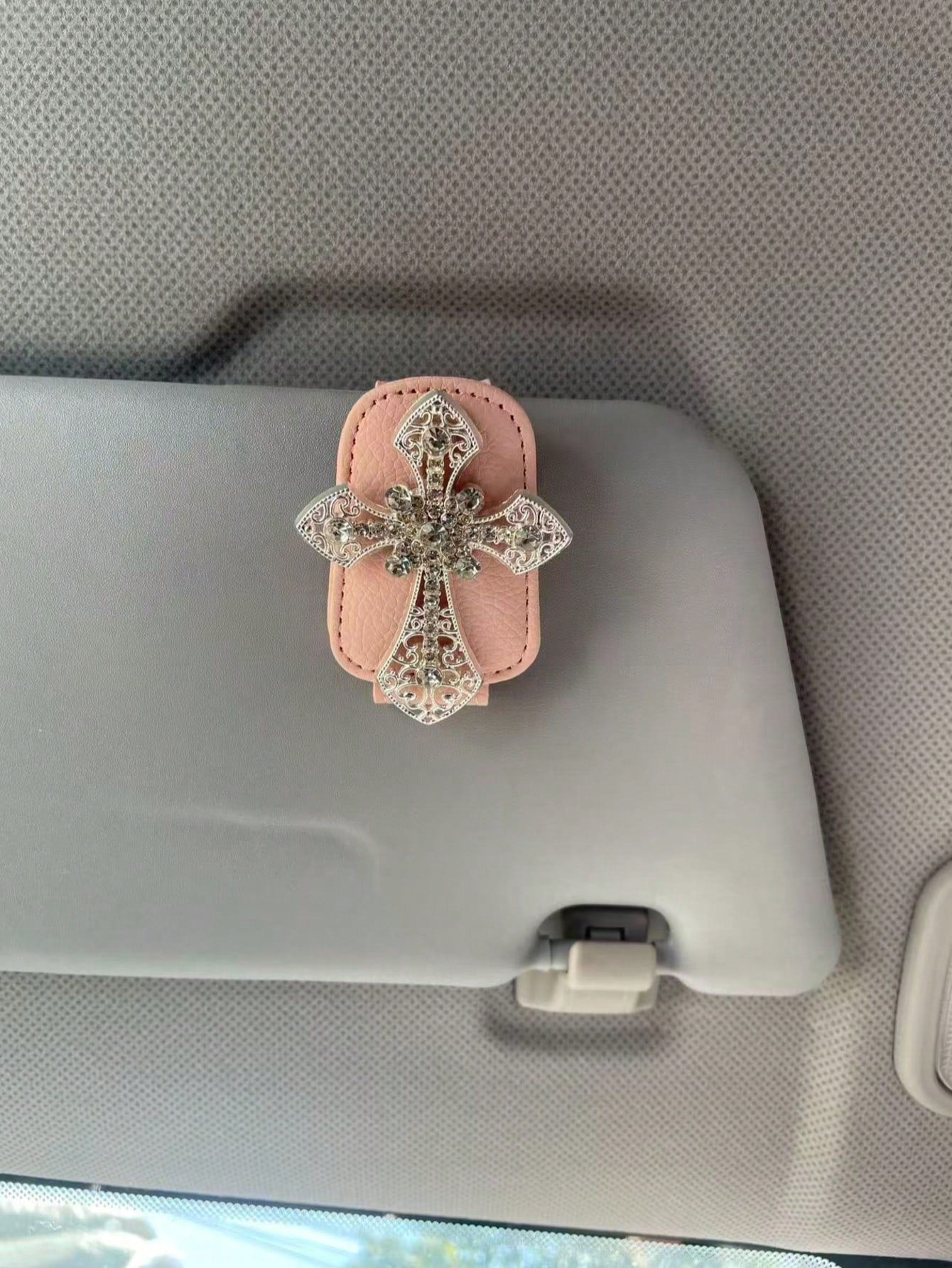 1PC Rhinestone Cross Car Fashion Glasses Holder, Bling Leather Sun Visor Clip, Vintage Hollow Out Eyeglasses Hanger Auto Interior Accessories