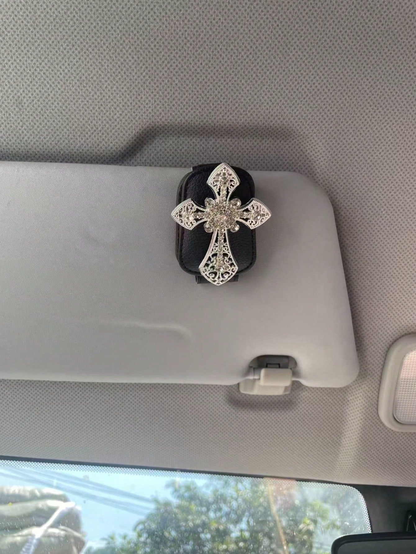 1PC Rhinestone Cross Car Fashion Glasses Holder, Bling Leather Sun Visor Clip, Vintage Hollow Out Eyeglasses Hanger Auto Interior Accessories