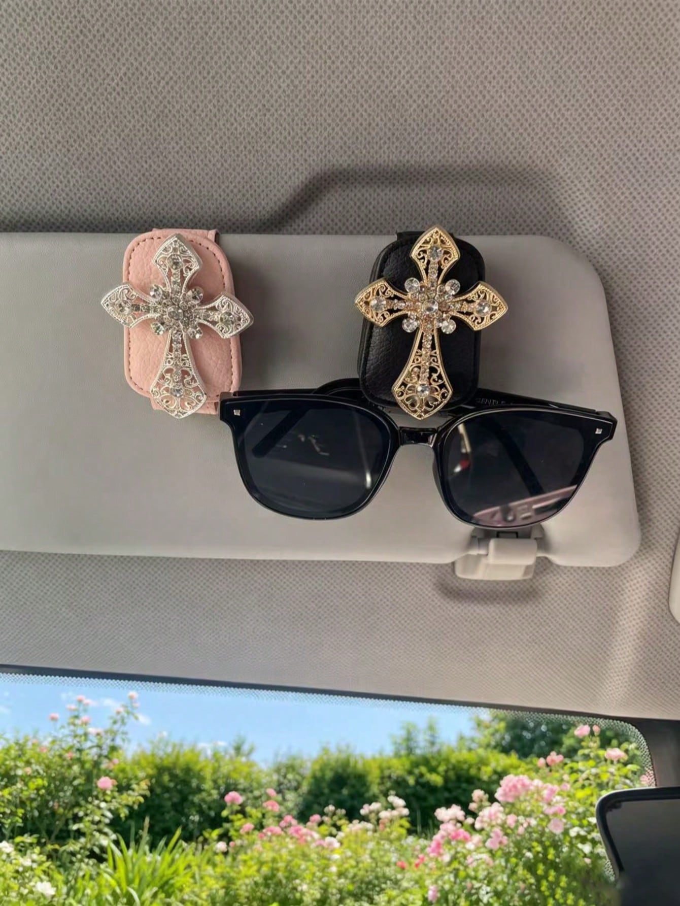 1PC Rhinestone Cross Car Fashion Glasses Holder, Bling Leather Sun Visor Clip, Vintage Hollow Out Eyeglasses Hanger Auto Interior Accessories