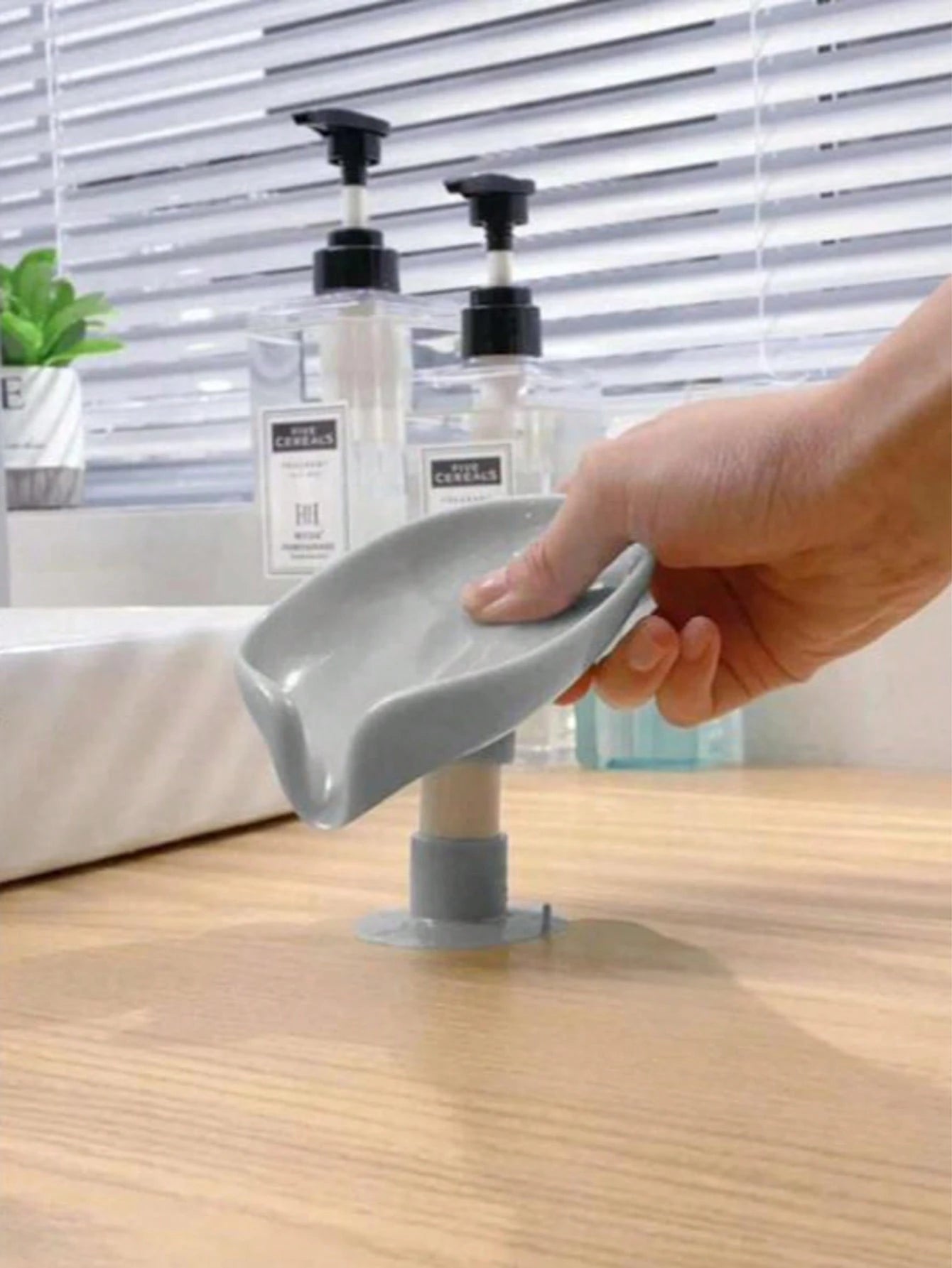 1pc Simple Grey Punch Free Soap Dish, Plain Soap Holder For Bathroom,Soap Box Cleaning Brush Rack, Suction Cup Countertop Storage Rack, No-Hole Creative Drainage Rack, Can Place Soap, Cleaning Brush