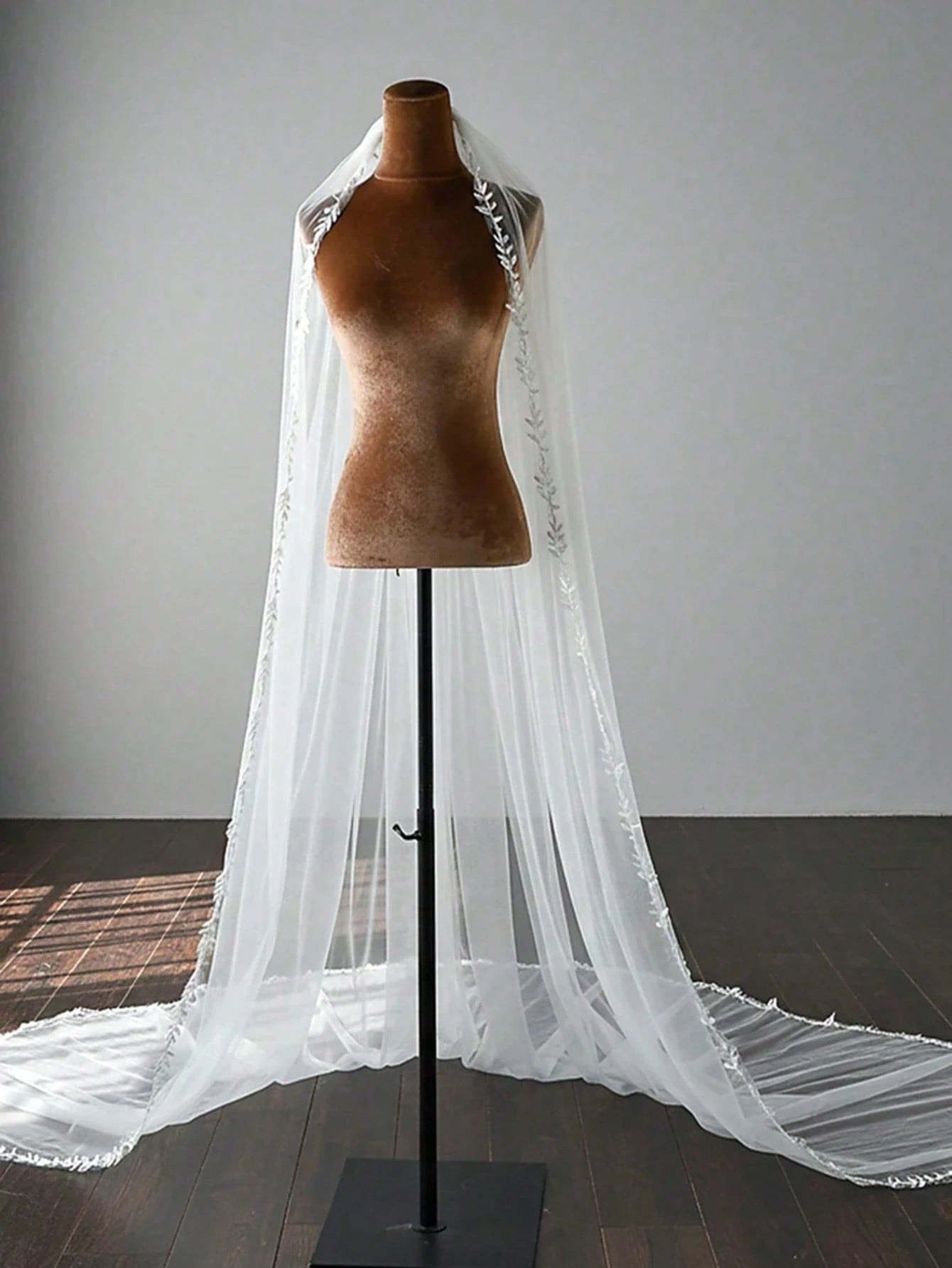 2026 Long Lace Veil, 1 Piece With 3-Meter Eyelash Lace Train, Built-In Metal Hair Comb, Suitable For Church And Cathedral Weddings, Bohemian Style.