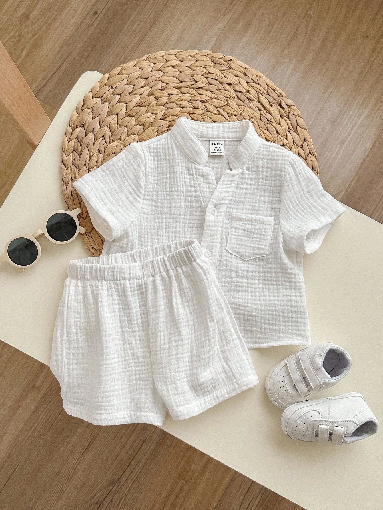 2pcs Baby Boy Solid Color Notch Neck Short Sleeve Top And Elastic Waist Shorts Set