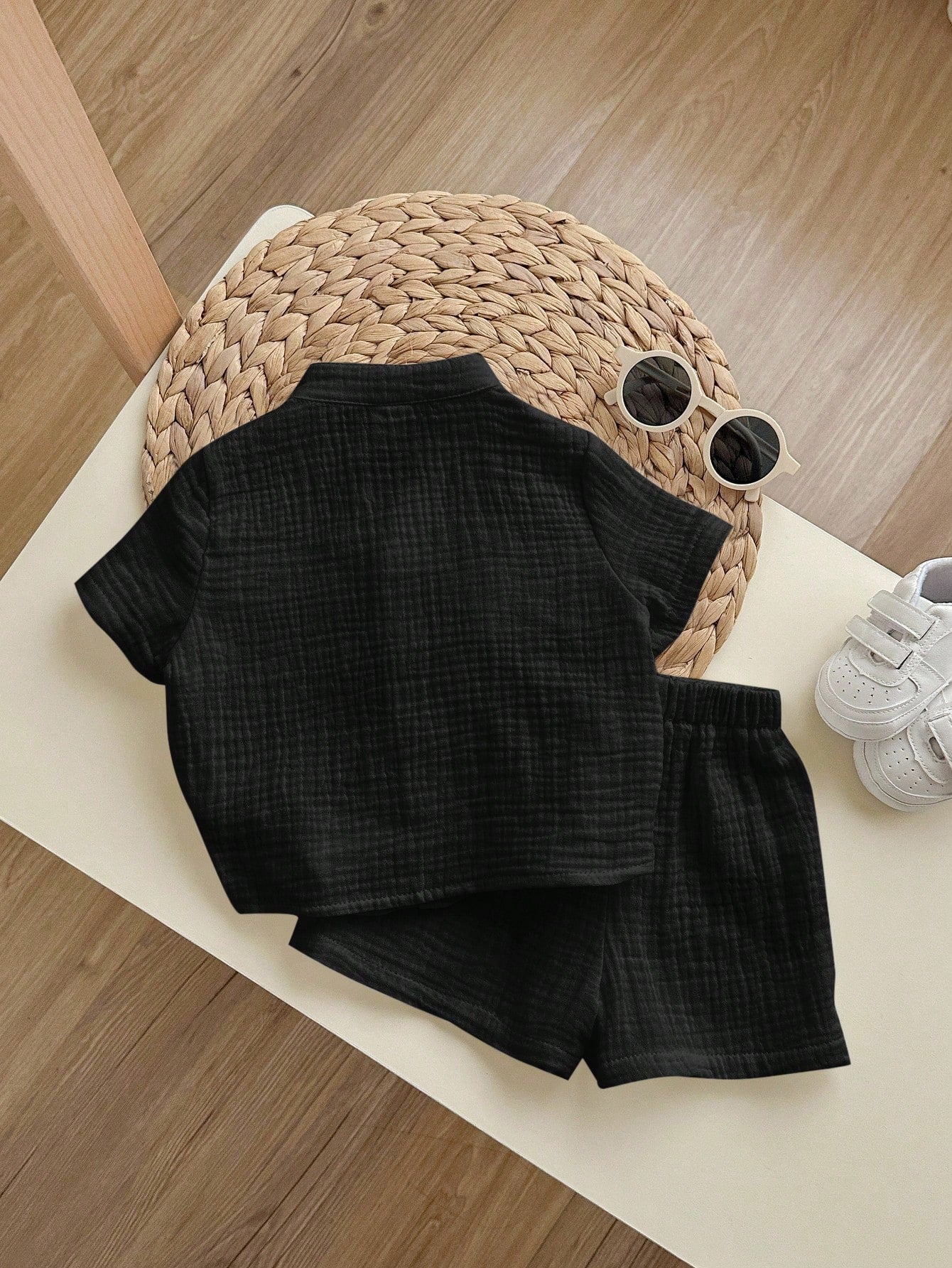 2pcs Baby Boy Solid Color Notch Neck Short Sleeve Top And Elastic Waist Shorts Set