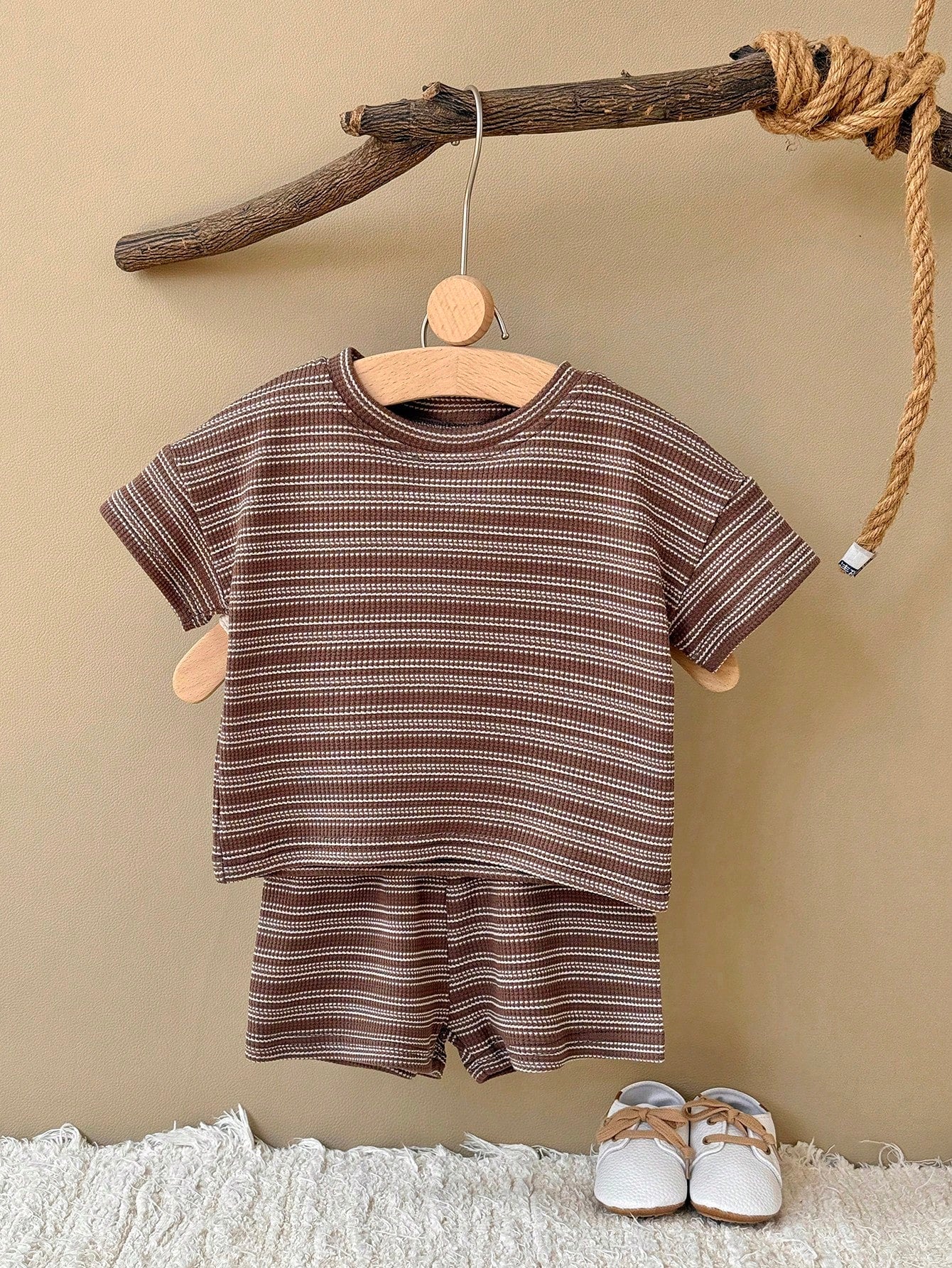 2pcs/Set Toddler Boys/Girls Casual Brown Striped Short Sleeve T-Shirt And Shorts Set, Summer