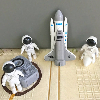 3pcs Astronaut Spaceship Model Toys, Rocket Launch Pad Space Station Model, Astronaut Collection Model Miniatures, Aerospace Rocket Aviation Toys, Astronaut Desk Decor, Home Decoration (Random Gesture