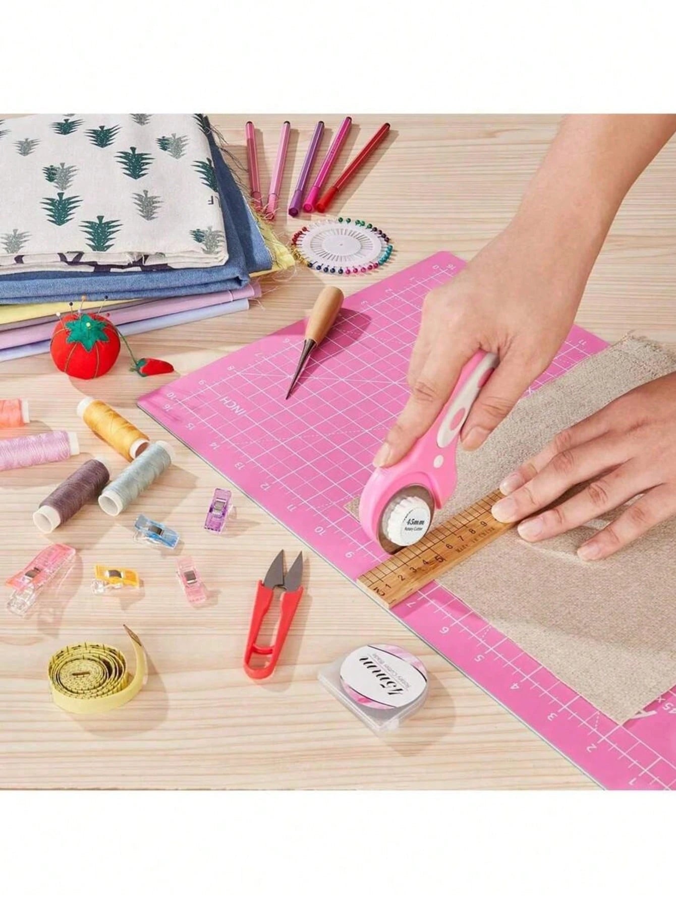 45mm Rotary Cutter With Spare Blades, Ergonomic Handle Roller Cutter With Locking Device, Suitable For Fabric, Leather, Crafts, Sewing, Quilting, Fabric Rotary Cutter, Modern Home Sewing Rotary Cutter