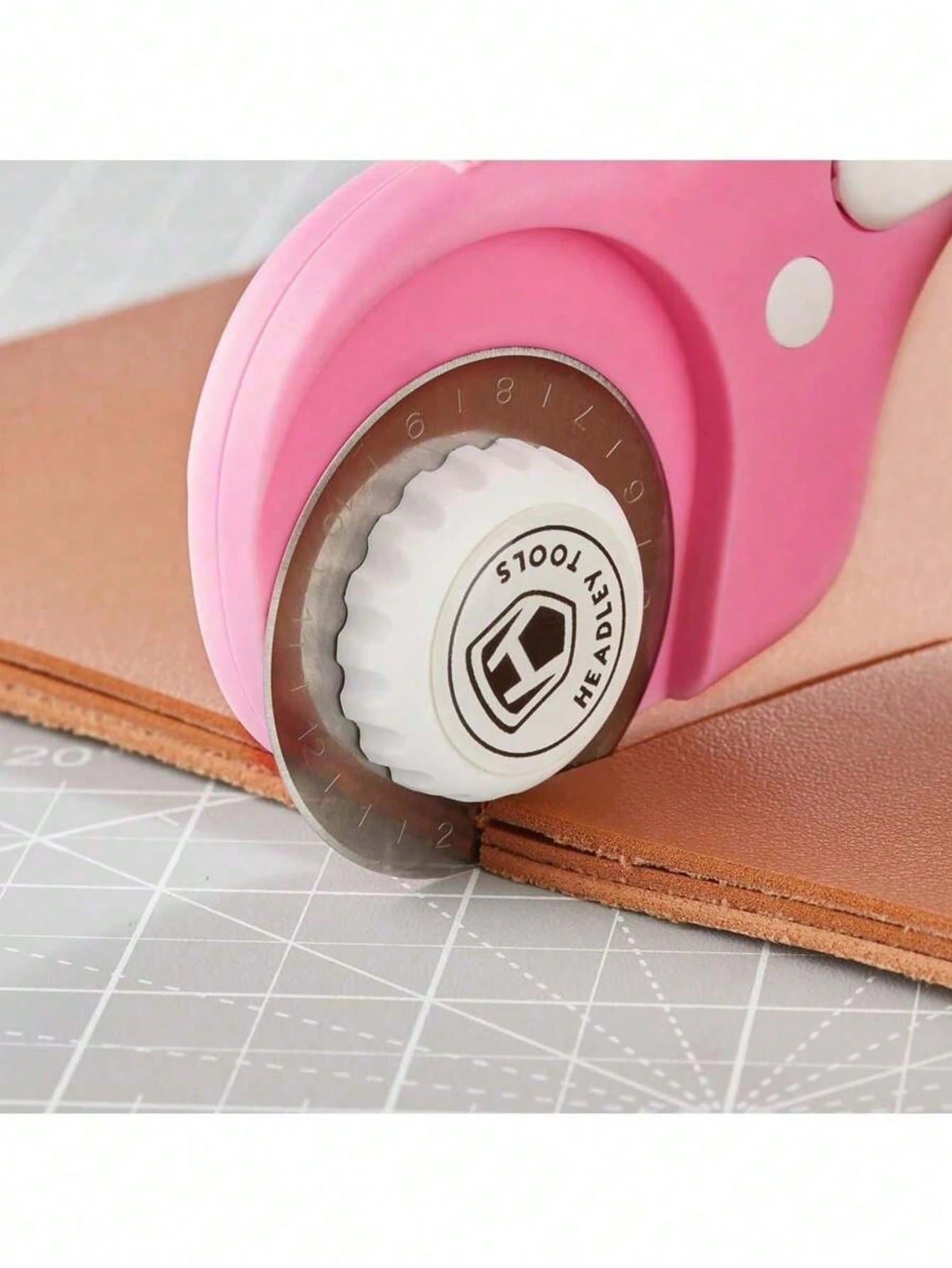45mm Rotary Cutter With Spare Blades, Ergonomic Handle Roller Cutter With Locking Device, Suitable For Fabric, Leather, Crafts, Sewing, Quilting, Fabric Rotary Cutter, Modern Home Sewing Rotary Cutter