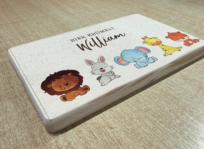 Personalisiertes Frühstücksbrettchen B-Ware mit Name William – Detailansicht des Kinderbretts