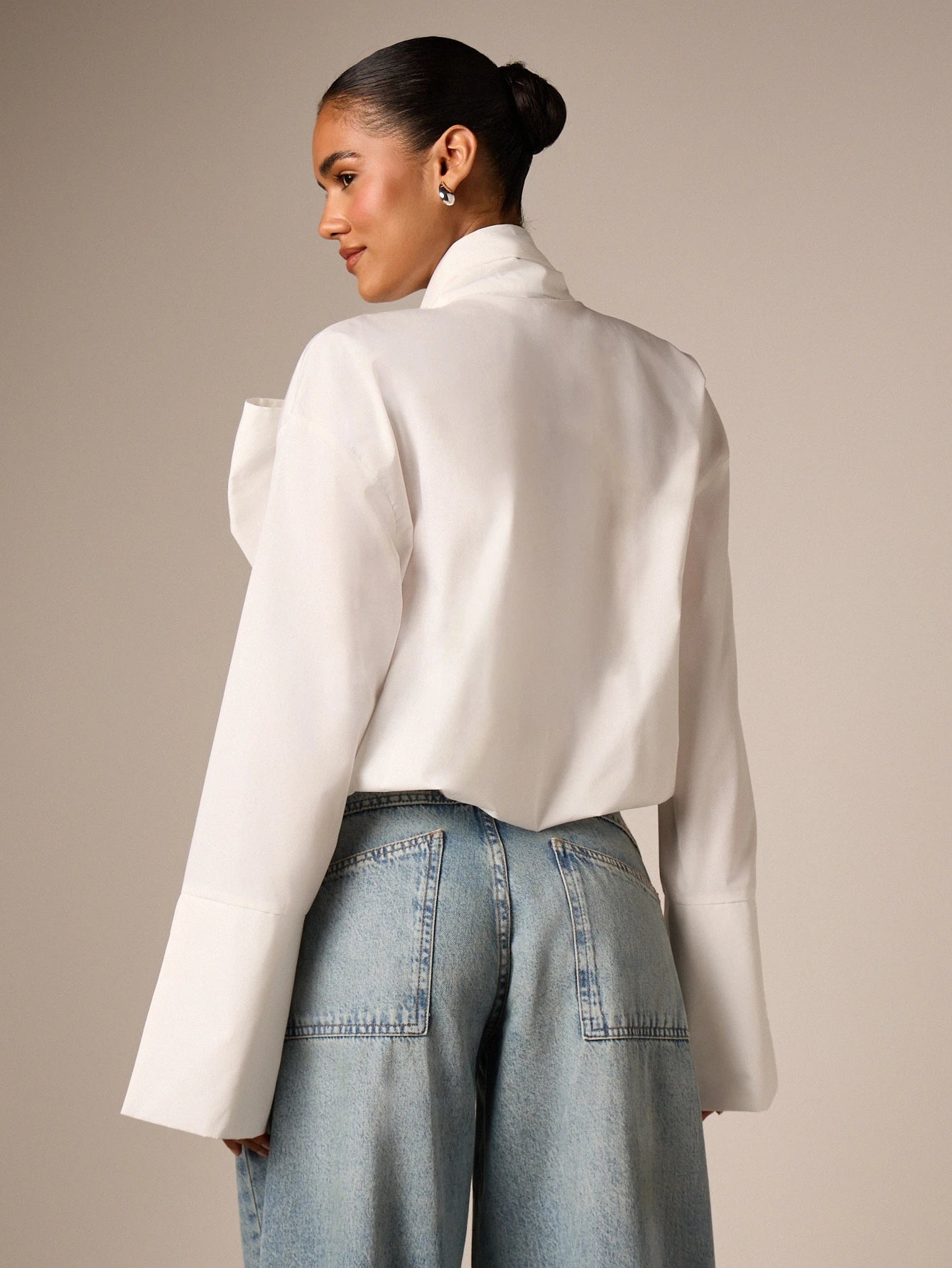 AiiRZ Elegant Oversized Bow Detail Blouse With Long Bell Sleeves High Neck And Bubble Hem For Office And Special Occasions