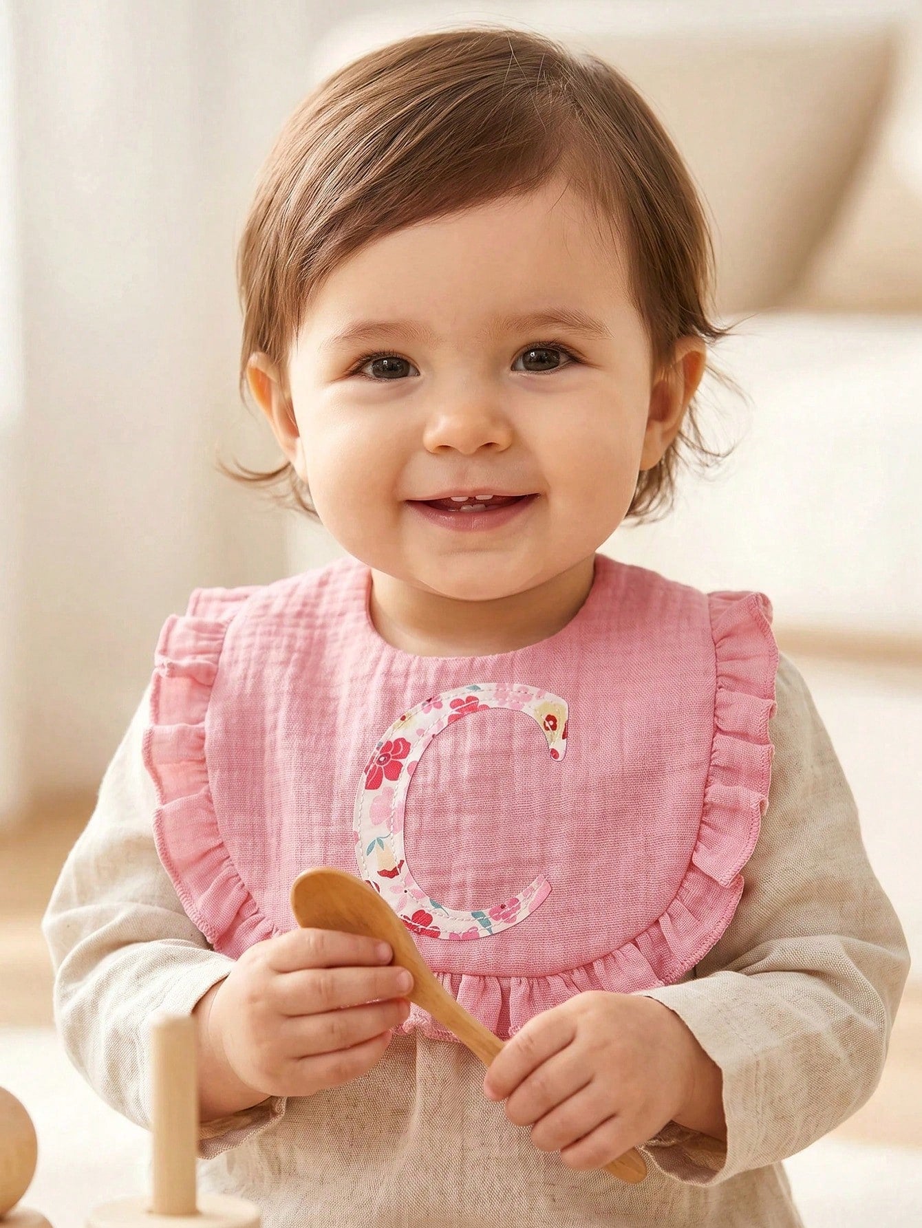 Cozy Pixies 1 Piece [A-Z] 26 Letter Embroidered Baby Bib 26 Ruffle Edge Saliva Towel, Newborn Spit Milk Bib Multi-Color Optional Baby Meal Bag