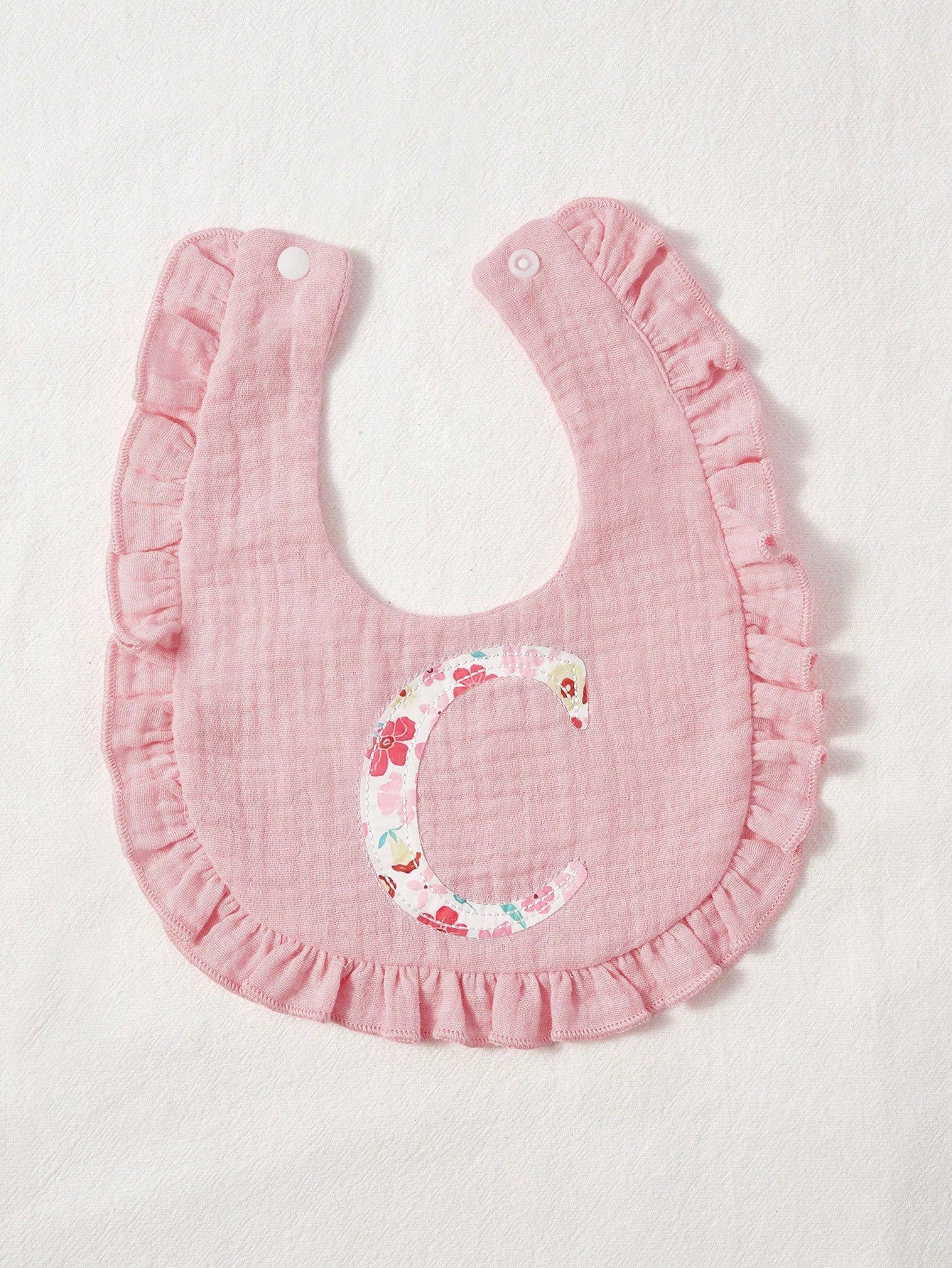 Cozy Pixies 1 Piece [A-Z] 26 Letter Embroidered Baby Bib 26 Ruffle Edge Saliva Towel, Newborn Spit Milk Bib Multi-Color Optional Baby Meal Bag