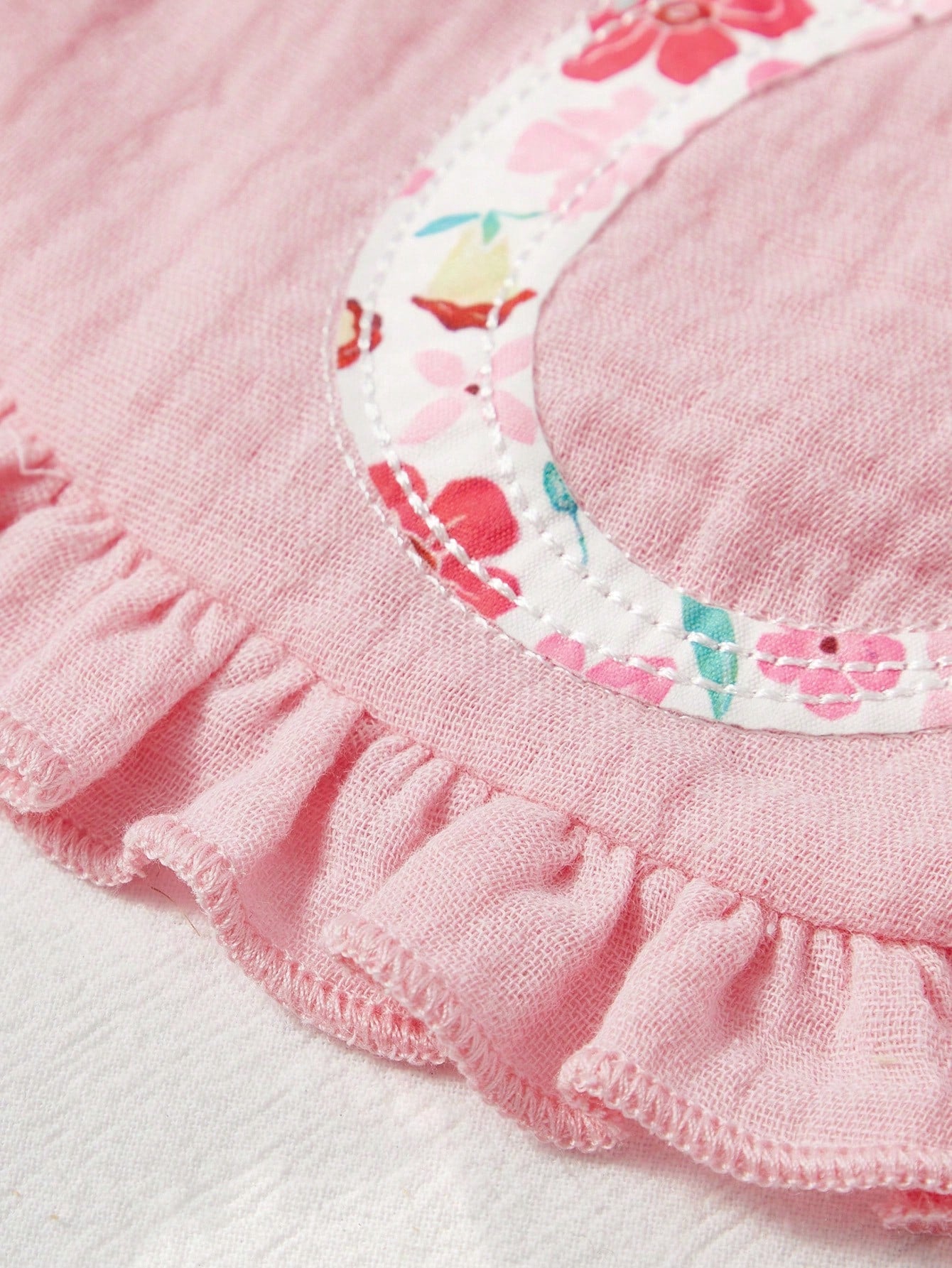 Cozy Pixies 1 Piece [A-Z] 26 Letter Embroidered Baby Bib 26 Ruffle Edge Saliva Towel, Newborn Spit Milk Bib Multi-Color Optional Baby Meal Bag