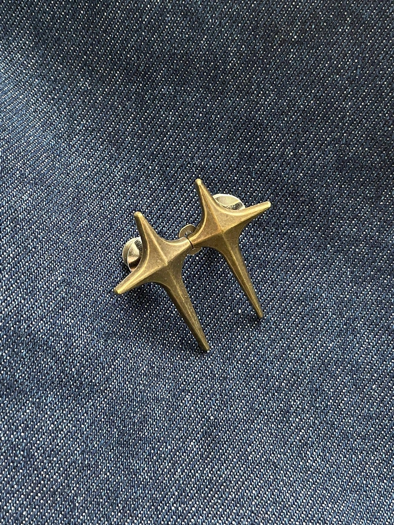 DAZY Yellow Star Shaped Button