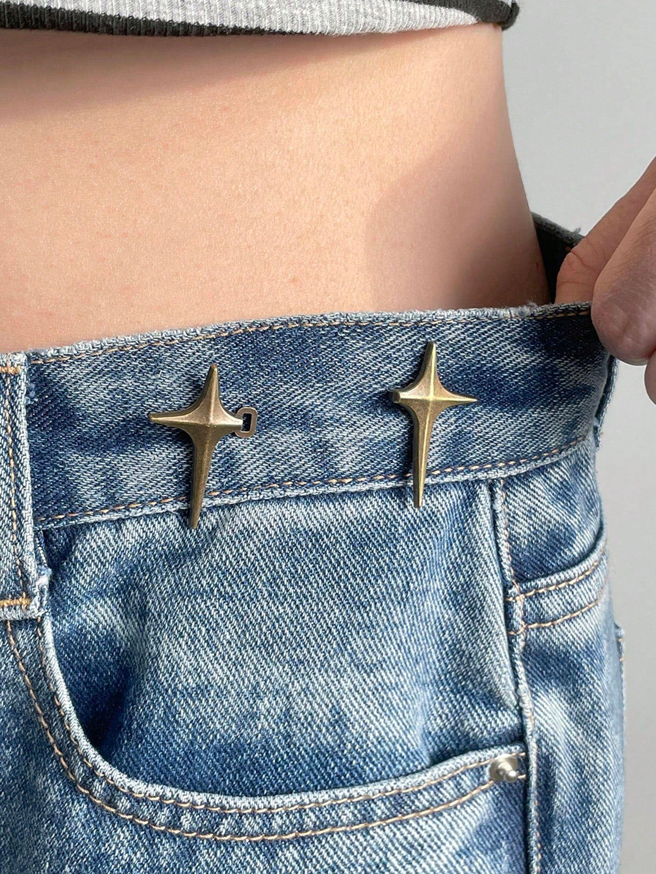 DAZY Yellow Star Shaped Button