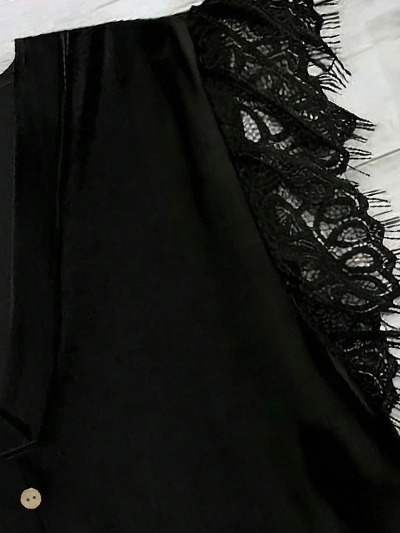 EMERY ROSE Casual Minimalist Romantic Lace Trim Plus Size Women V-Neck Ruffle Hem Short Sleeve Black Blouse, Suitable For Summer, Vacation