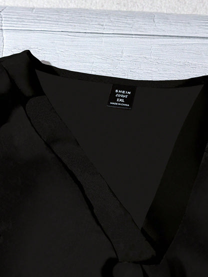 EMERY ROSE Casual Minimalist Romantic Lace Trim Plus Size Women V-Neck Ruffle Hem Short Sleeve Black Blouse, Suitable For Summer, Vacation