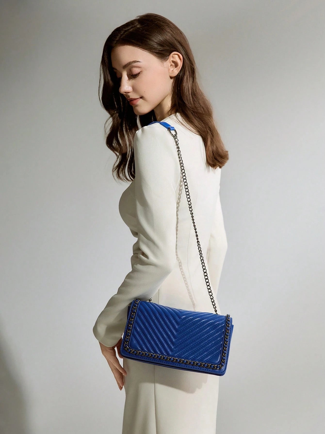 Fashionable Chain Decorated V-Shaped Embroidery Thread Shoulder Bag Crossbody Bag For Women, Small Square Bag Winter Gifts