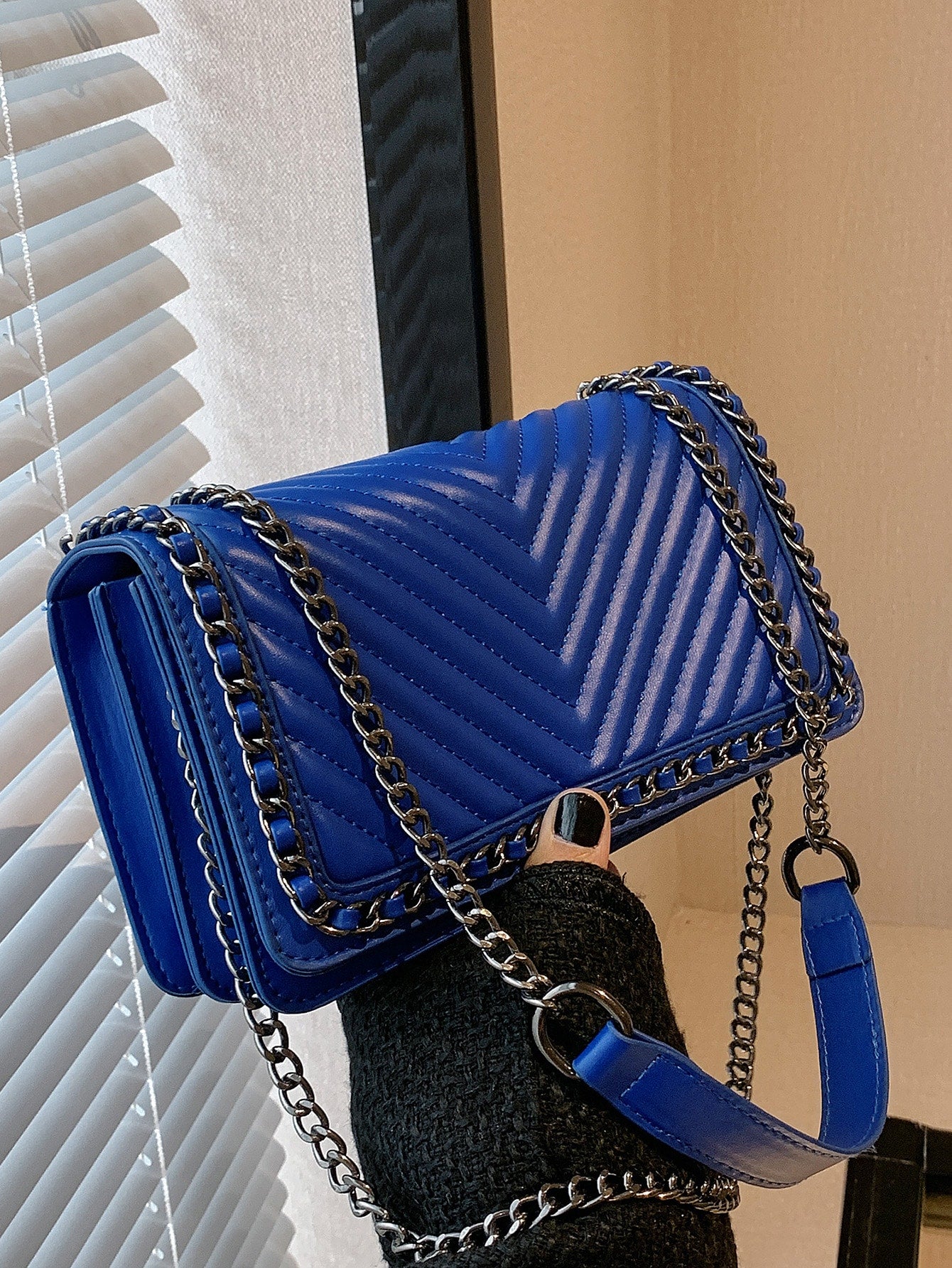Fashionable Chain Decorated V-Shaped Embroidery Thread Shoulder Bag Crossbody Bag For Women, Small Square Bag Winter Gifts