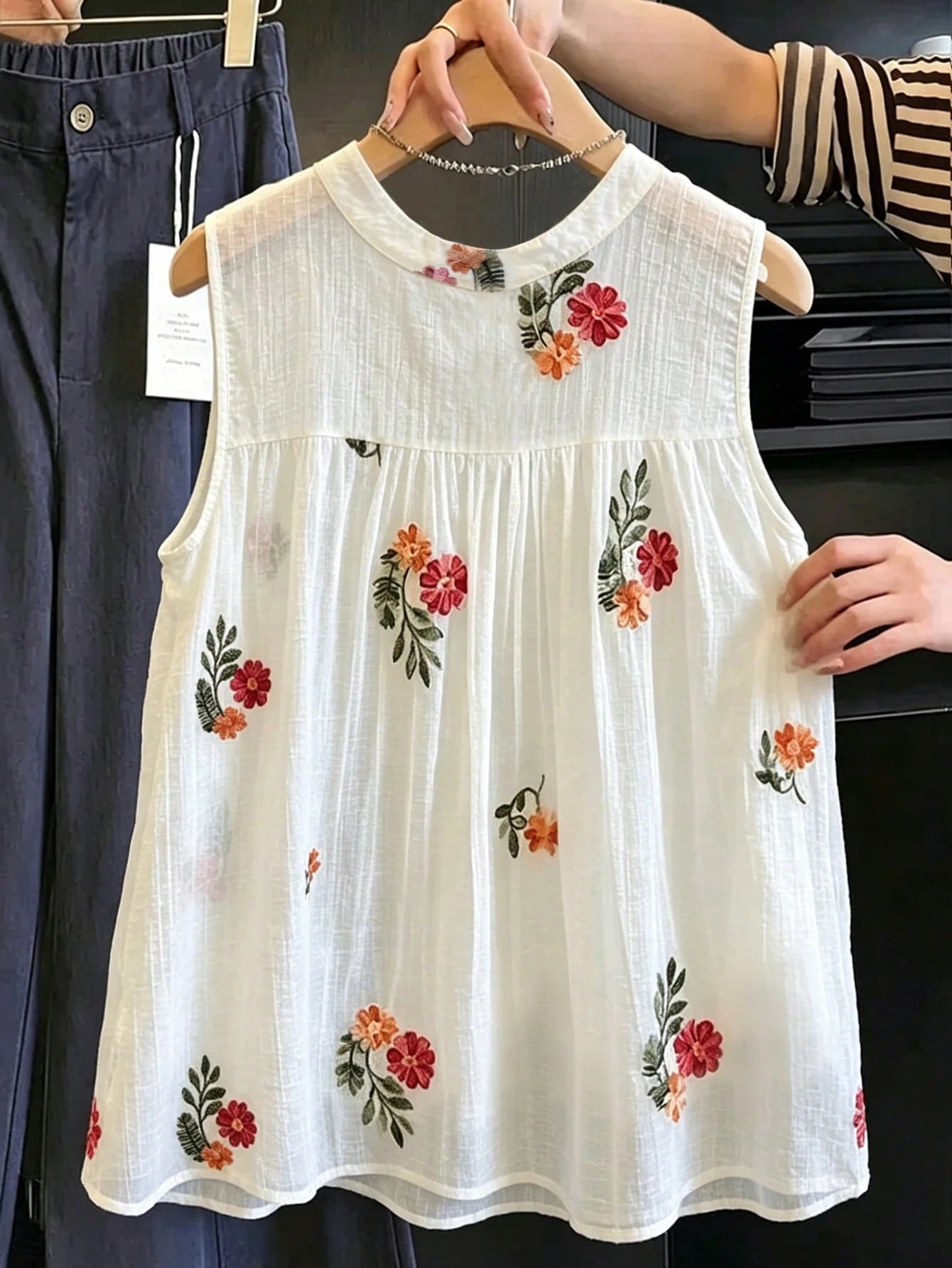 Franclia Plus Size Women's Single-Breasted Embroidered 3D Floral Design Sleeveless Blouse