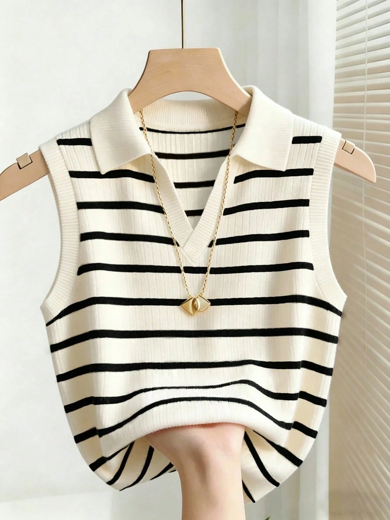 Franclia Women's Casual Elegant Knitted Collared Striped Vest