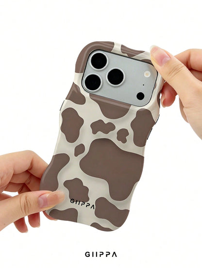 GIIPPA 1pc Khaki Base With Brown Cow Print Design, Phone 17 Pro Max Wavy Phone Case, Compatible With Phone 16 Pro Max, 15 Pro Max, 14 Pro Max, Korean Style High-End Fashion Fun Phone Case, Compatible