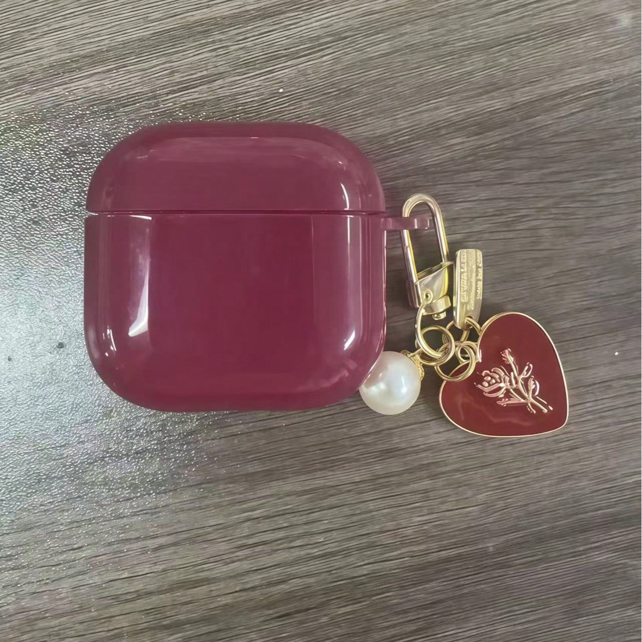 Glossy Wine Red TPU Earphone Protective Case With Faux Pearl Chain And 3D Heart Design, Compatible With Airpods 1/2/3/4, Pro 3/Pro 2, Scratch-Resistant, Shock-Proof, Soft, Mother's Day, Valentine's D