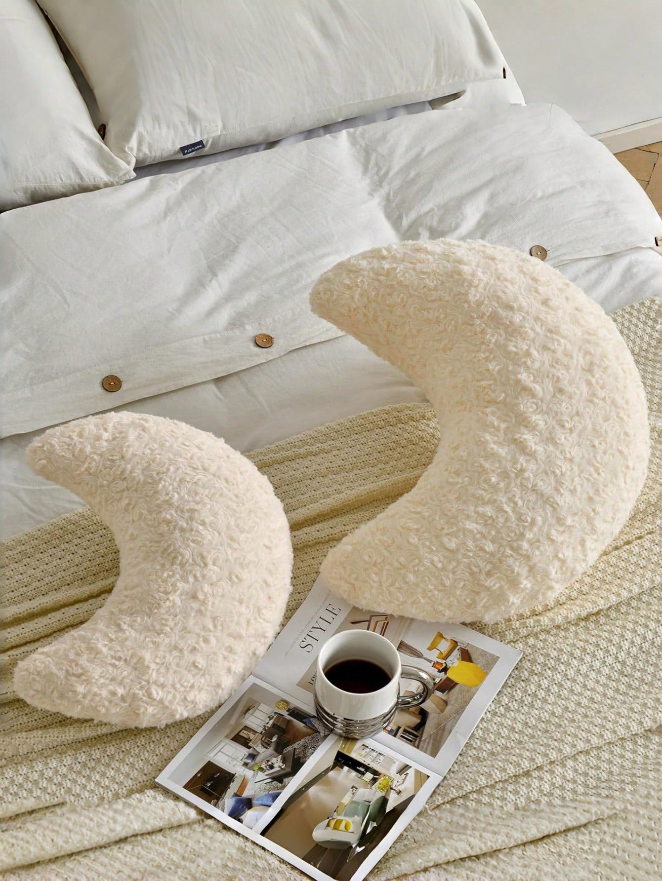 Moon-Shaped Decorative Pillow, Crafted From Soft And Comfortable Rose Velvet, Perfect For Bedrooms, Sofas, Beds, And Home Decor, An Ideal Gift For Family And Friends, Beige