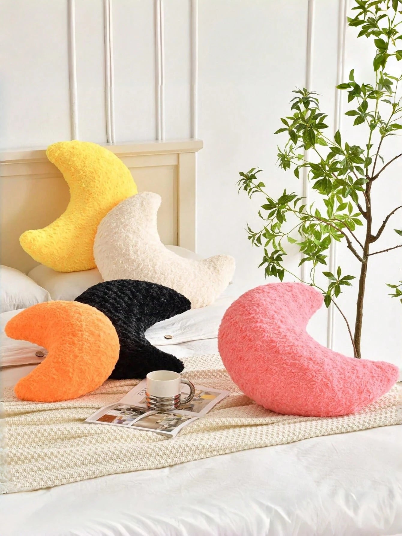 Moon-Shaped Decorative Pillow, Crafted From Soft And Comfortable Rose Velvet, Perfect For Bedrooms, Sofas, Beds, And Home Decor, An Ideal Gift For Family And Friends, Beige